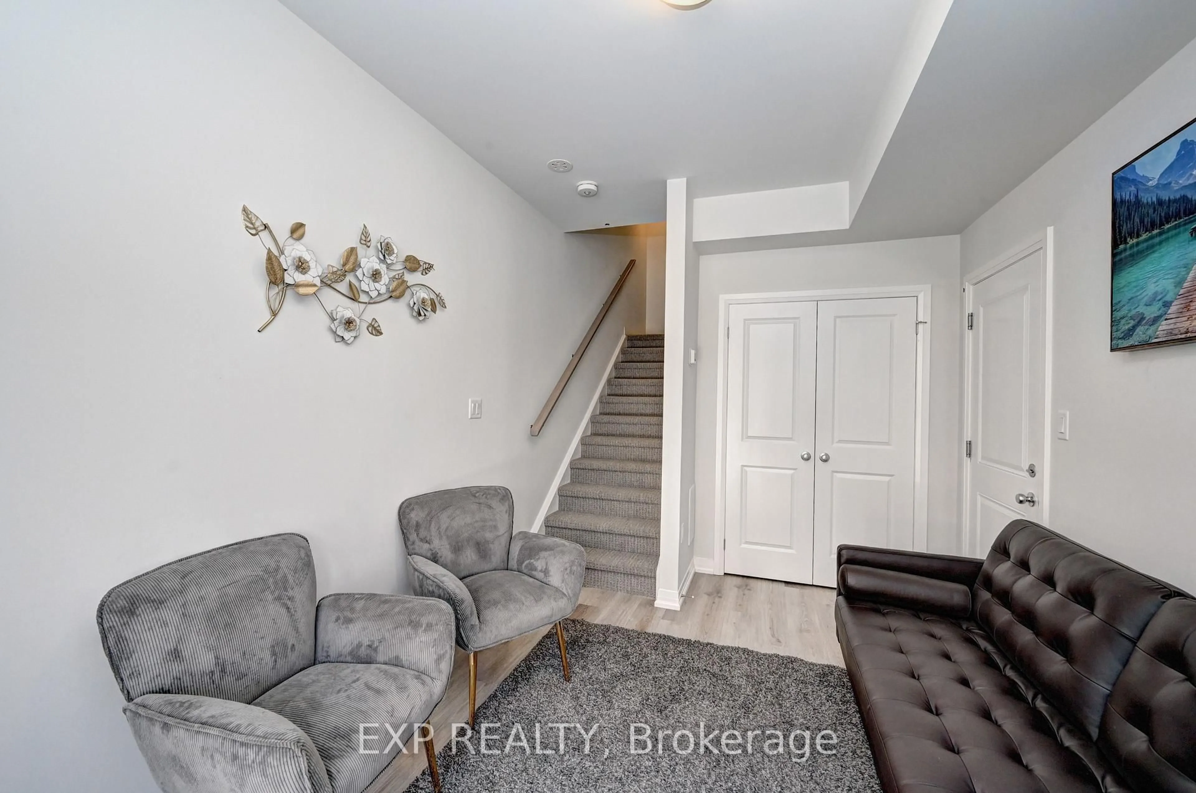 Indoor entryway for 155 Equestrian Way #161, Cambridge Ontario N3E 0E8