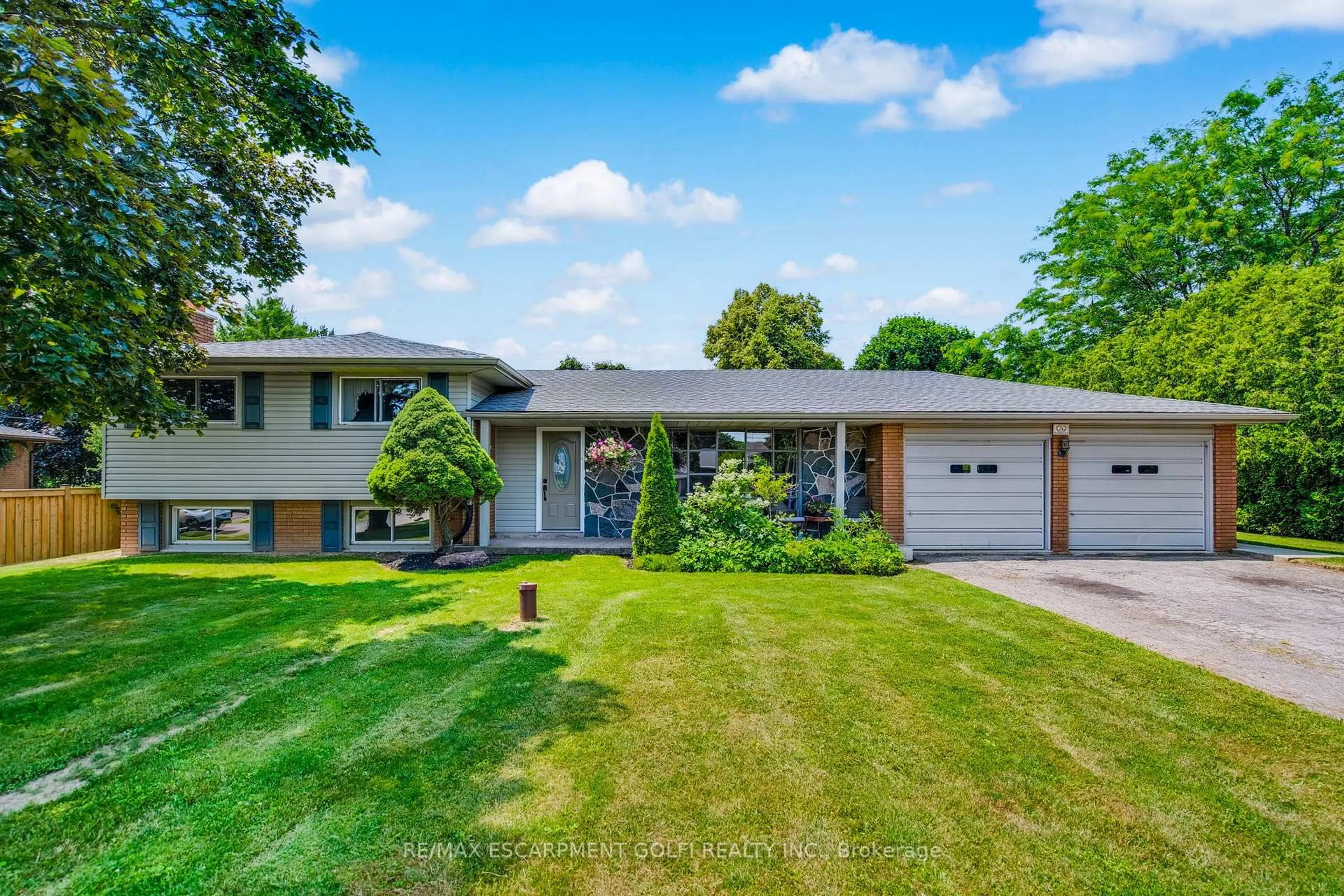 Home with vinyl exterior material, street for 5 WESTMORELAND Rd, Hamilton Ontario L9H 5E2