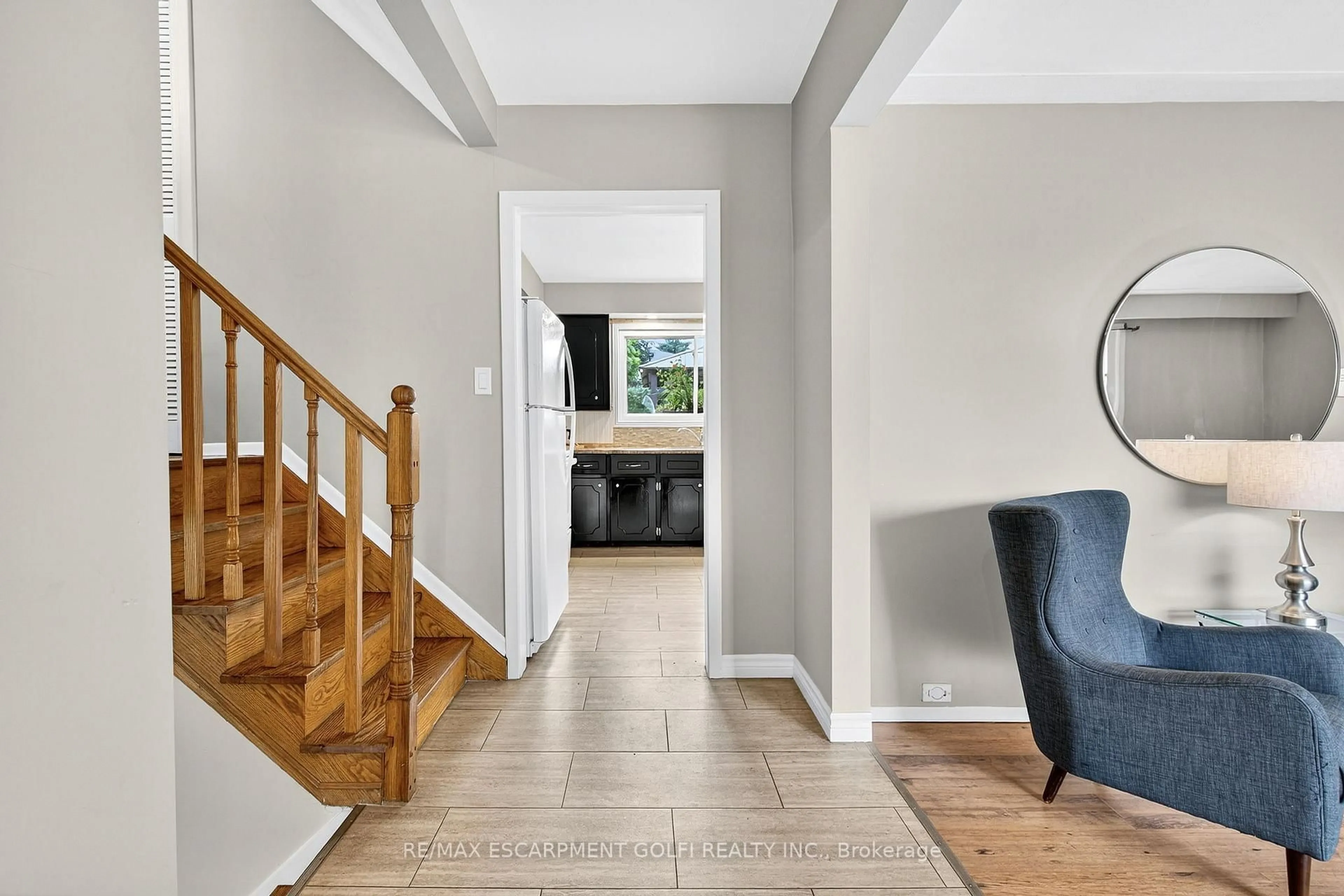 Indoor entryway for 5 WESTMORELAND Rd, Hamilton Ontario L9H 5E2