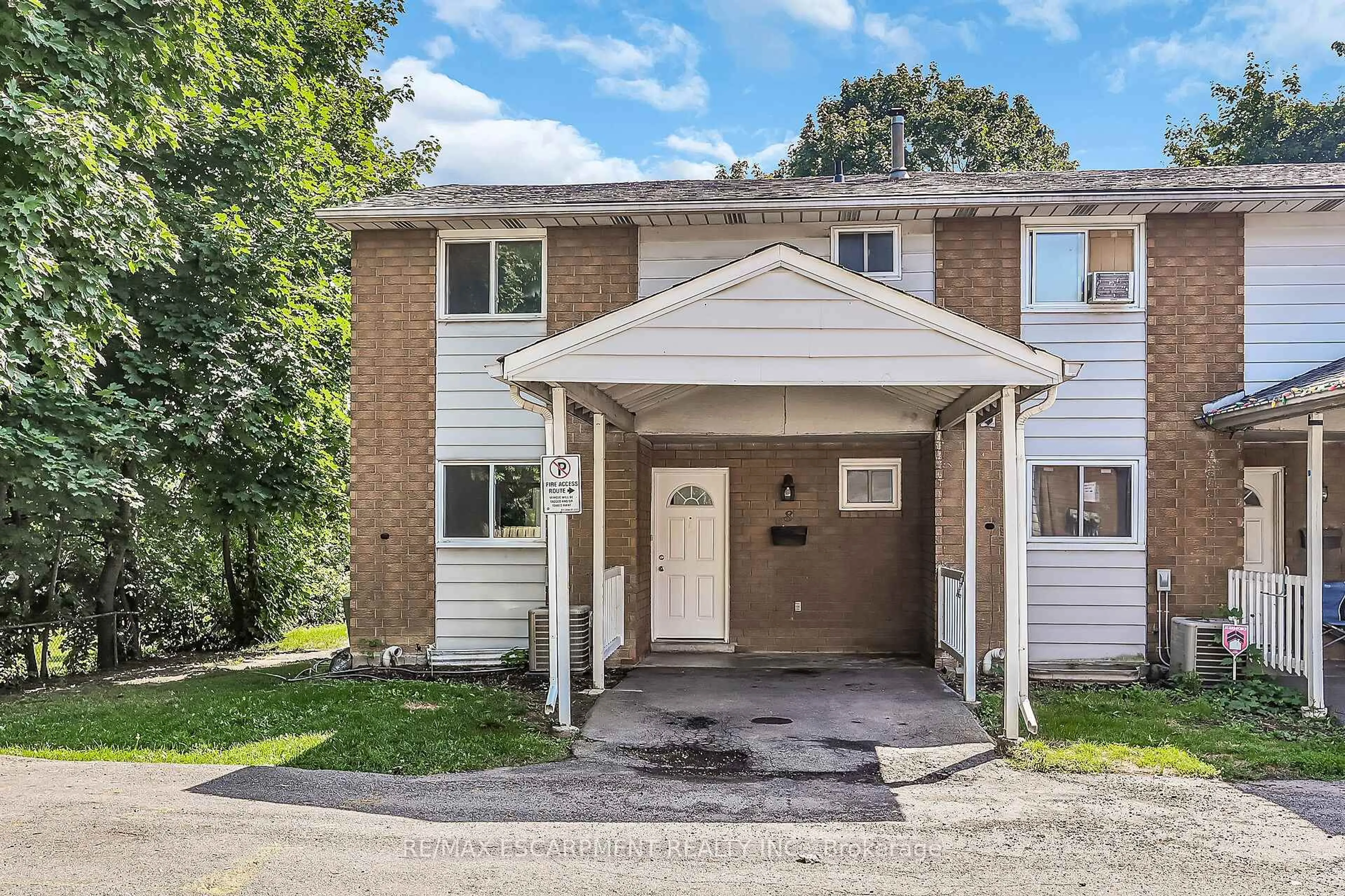 Home with brick exterior material, street for 125 Limeridge Rd #8, Hamilton Ontario L9C 2V3