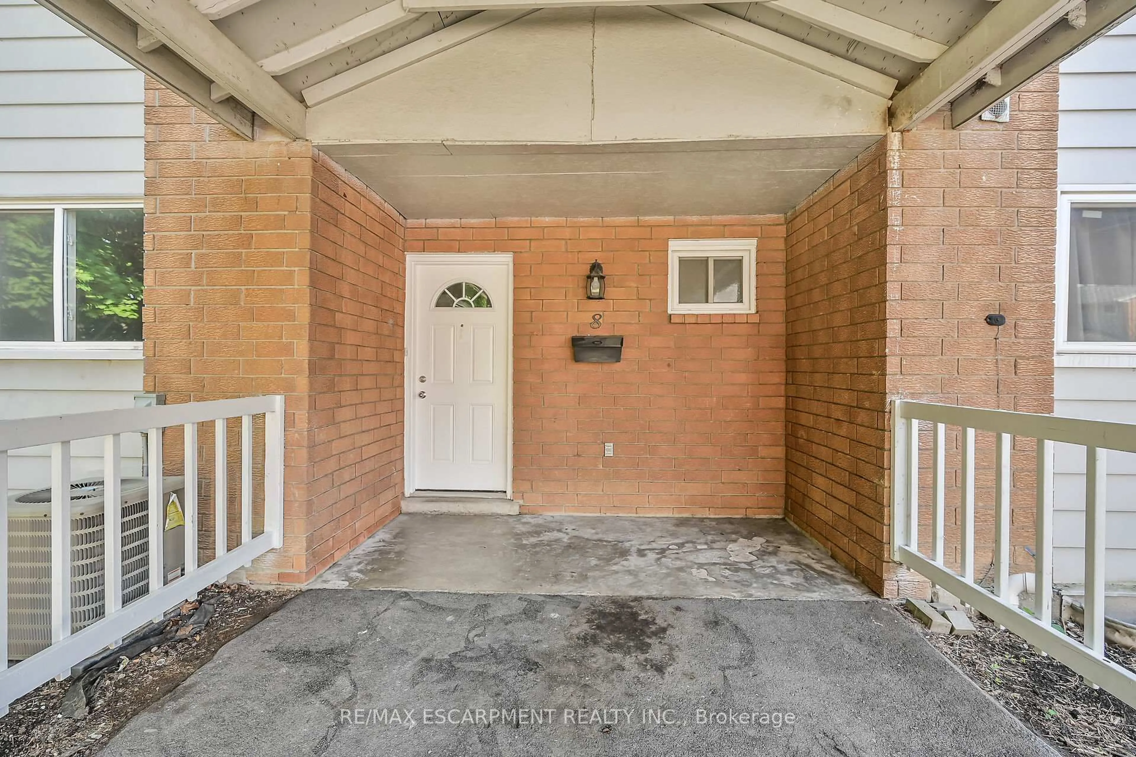 Indoor entryway for 125 Limeridge Rd #8, Hamilton Ontario L9C 2V3
