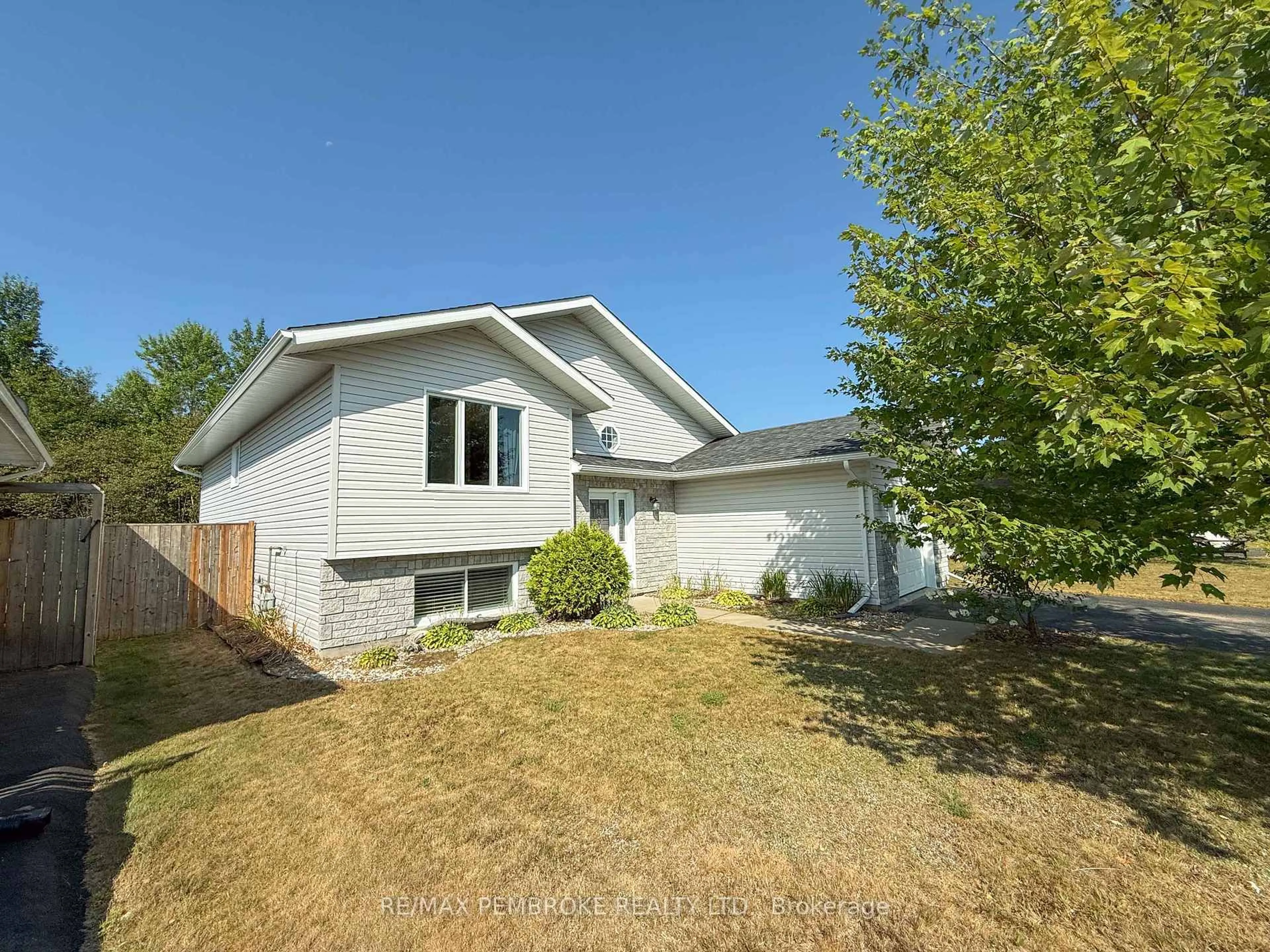 Home with vinyl exterior material, street for 49 Oak Ave, Petawawa Ontario K8H 0B5