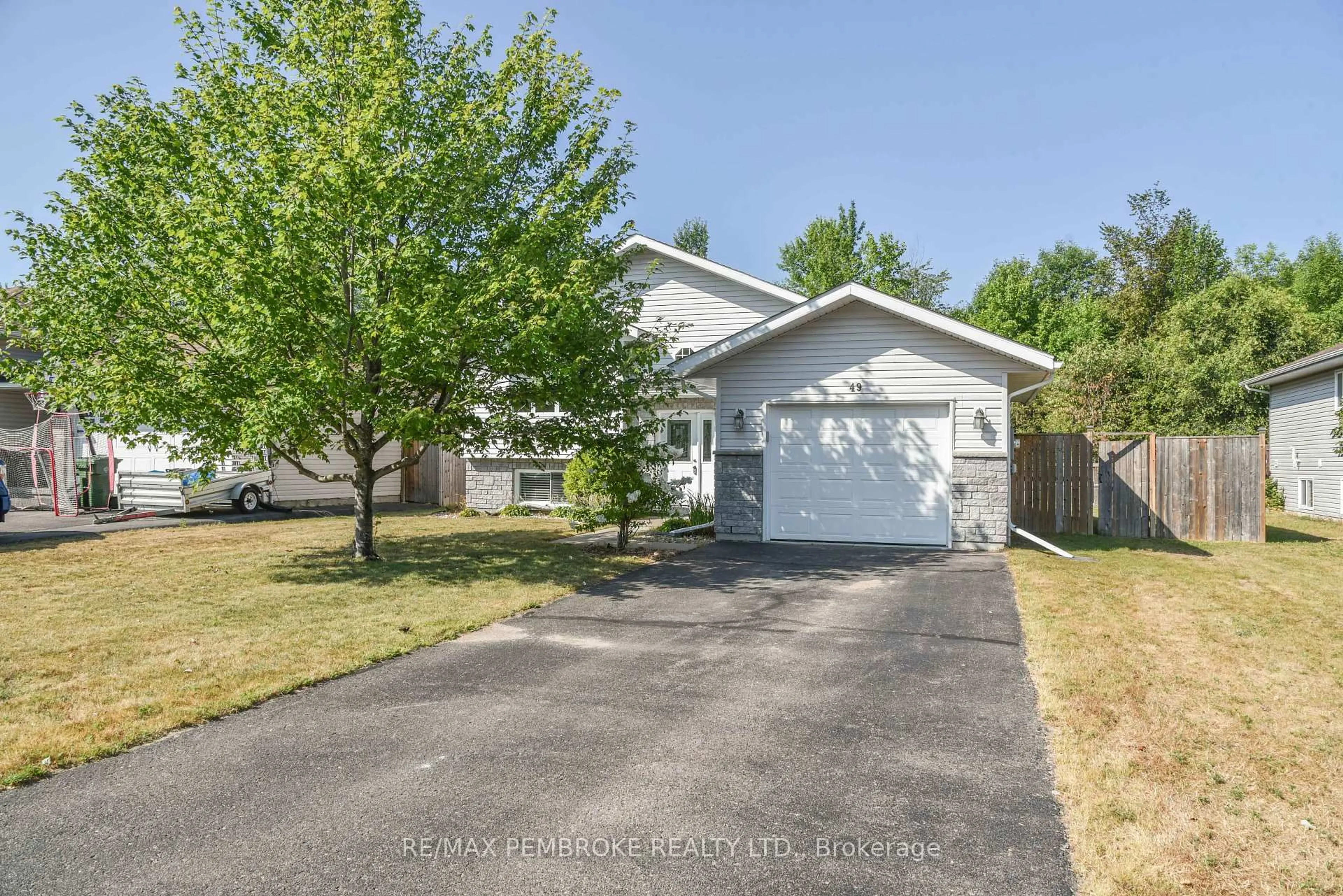 Home with vinyl exterior material, street for 49 Oak Ave, Petawawa Ontario K8H 0B5