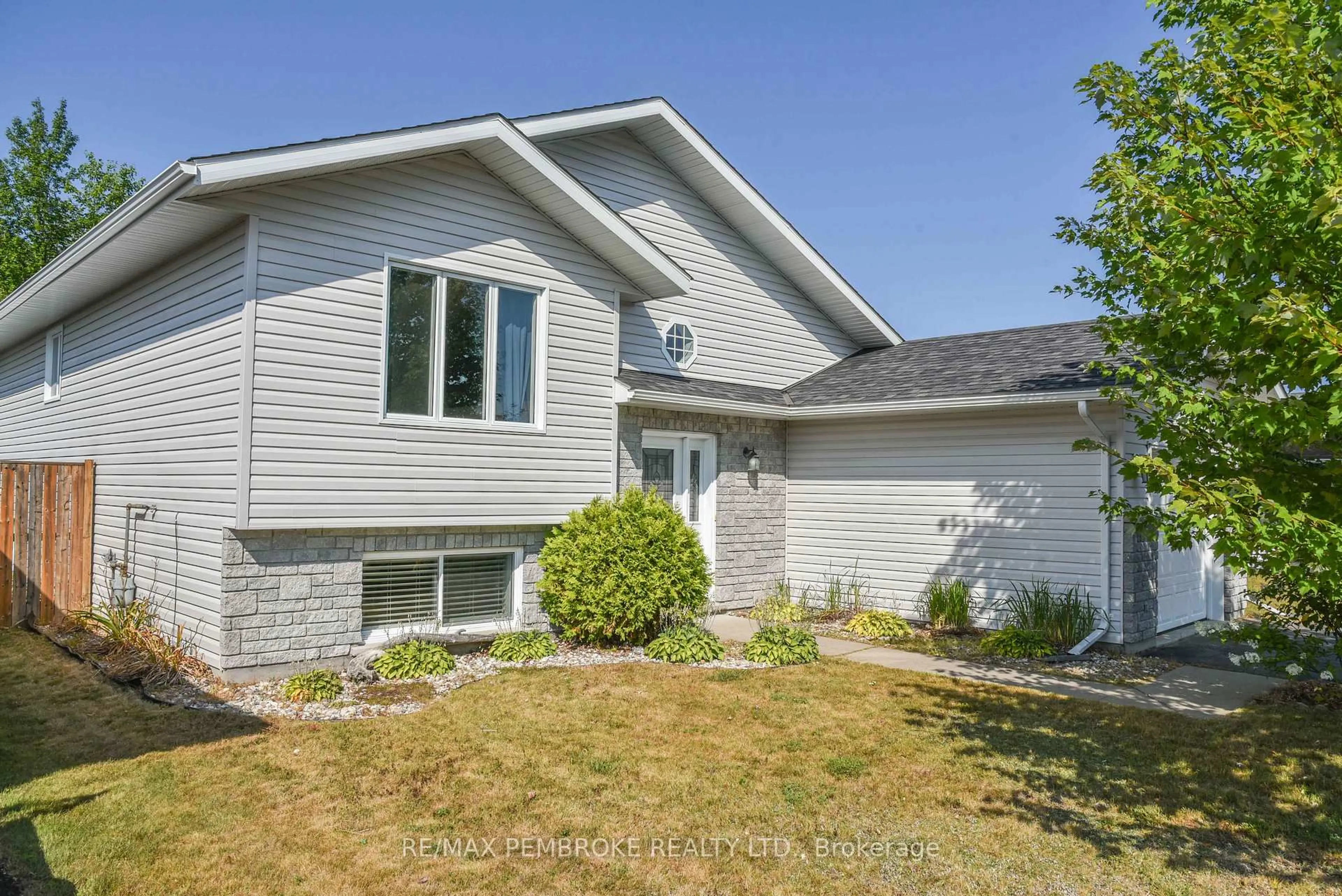 Home with vinyl exterior material, street for 49 Oak Ave, Petawawa Ontario K8H 0B5
