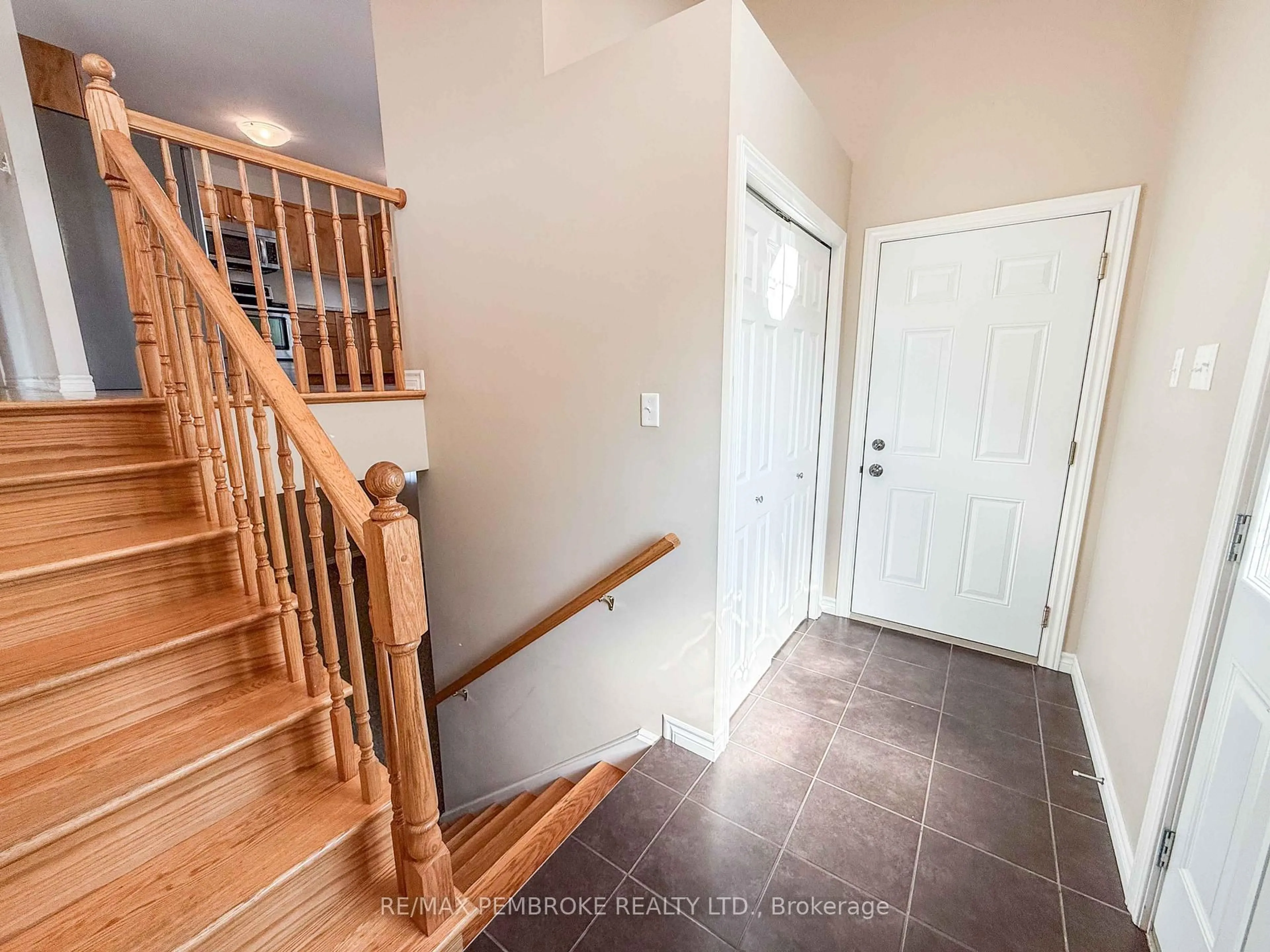 Indoor entryway for 49 Oak Ave, Petawawa Ontario K8H 0B5