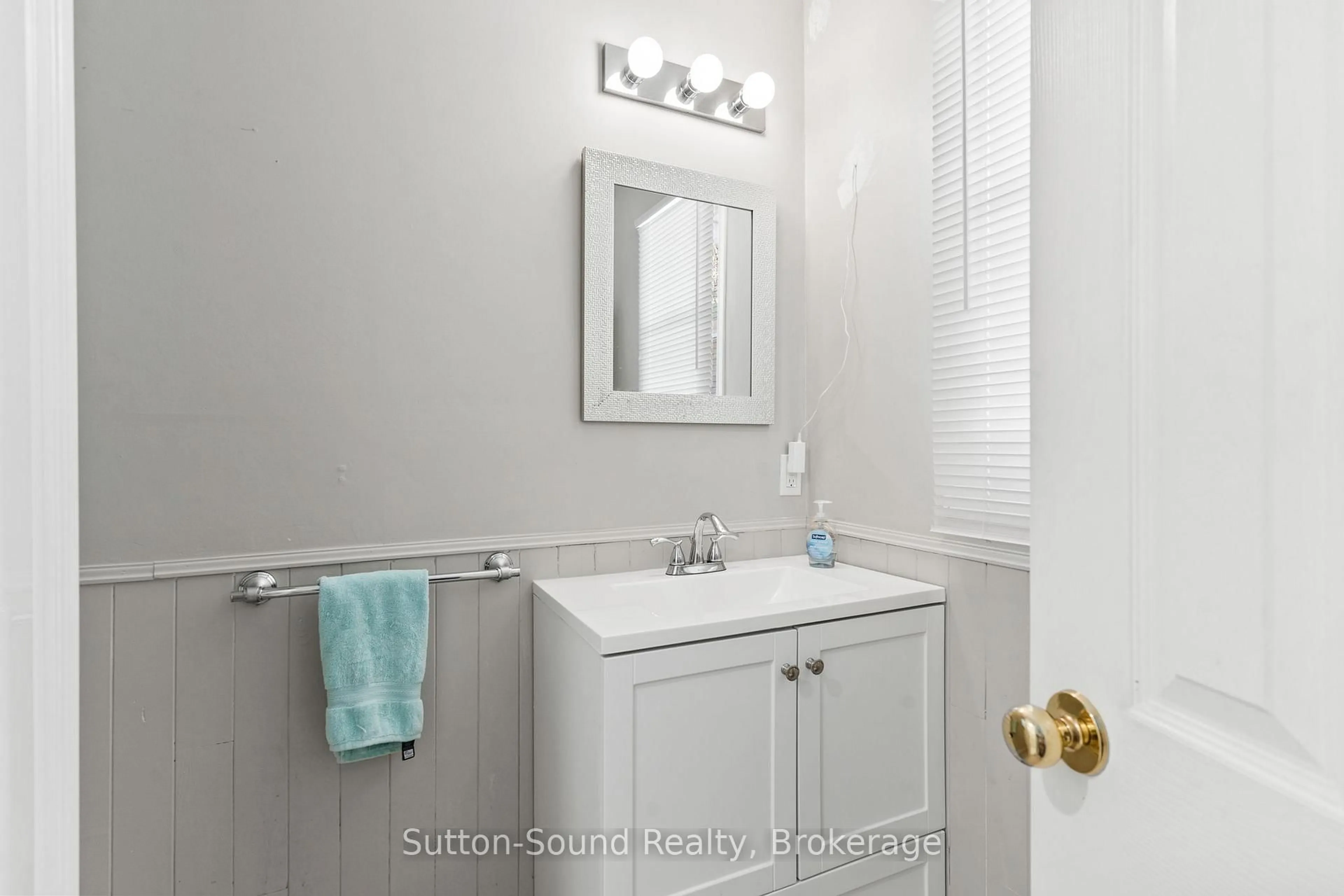 Standard bathroom, ceramic/tile floor for 606 Mallory Beach Rd, South Bruce Peninsula Ontario N0H 2T0