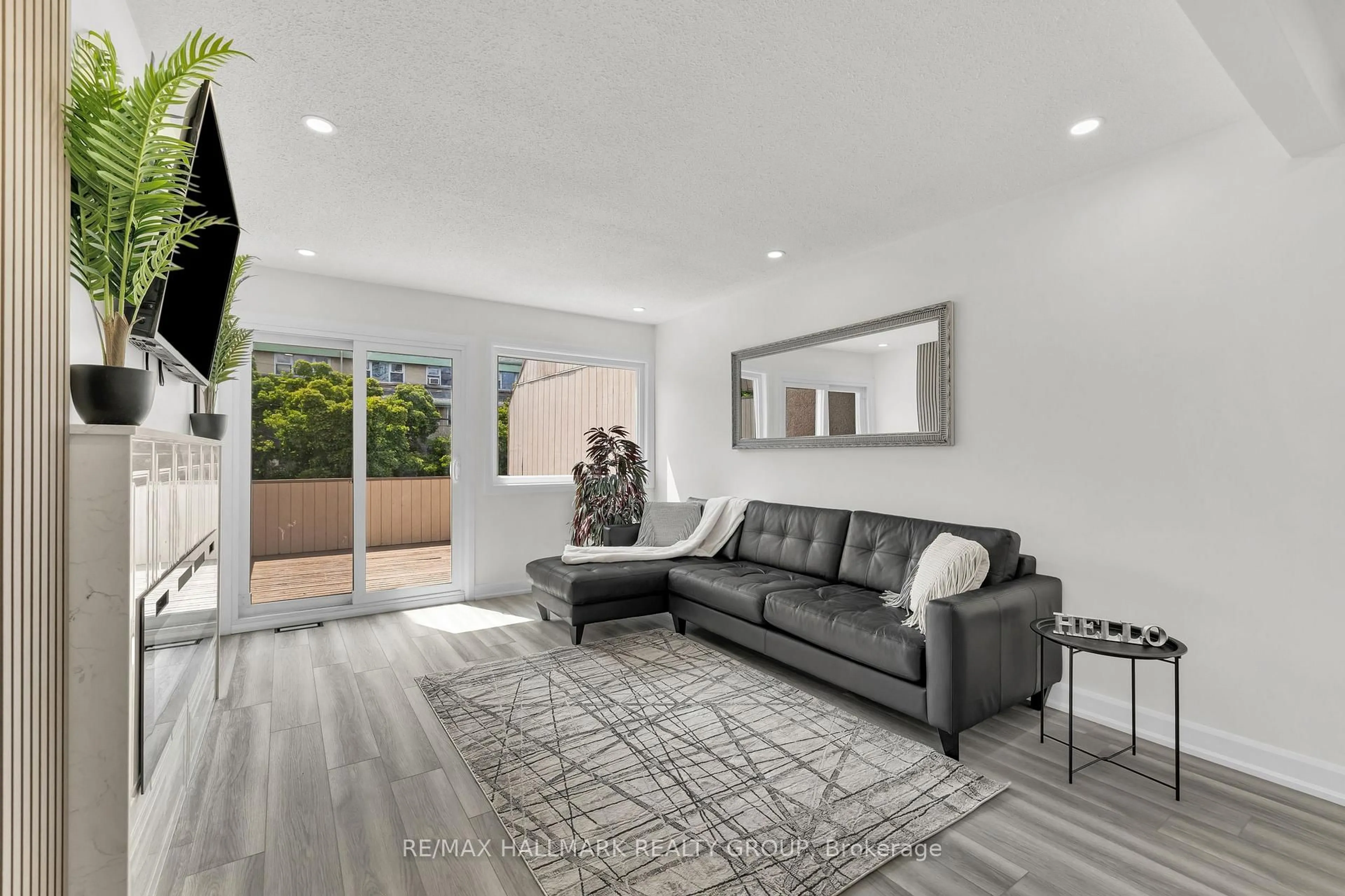 Living room with furniture, unknown for 213 BOOTH St, Ottawa Ontario K1R 7V4