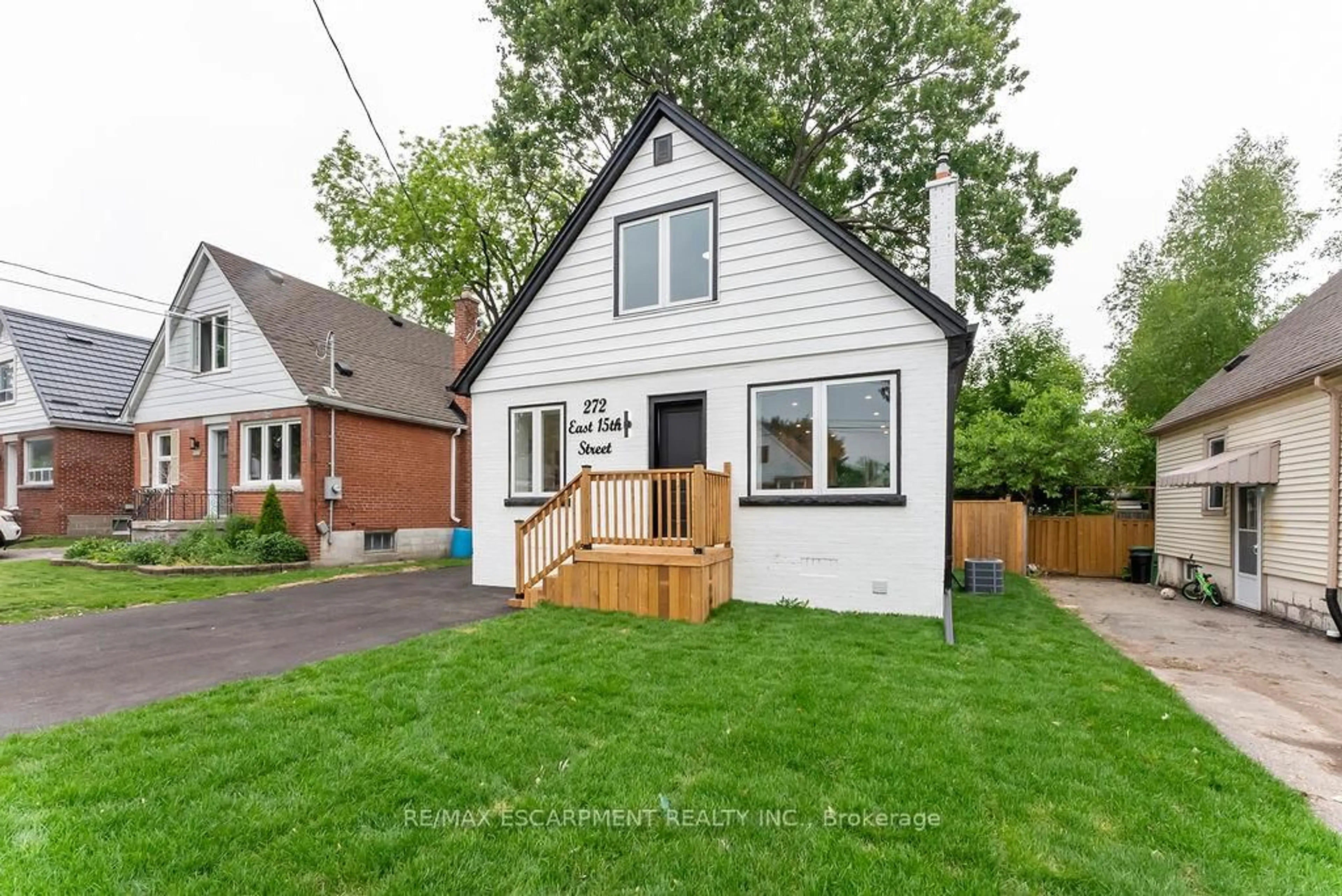 Home with brick exterior material, street for 272 East 15th St, Hamilton Ontario L9A 4G3