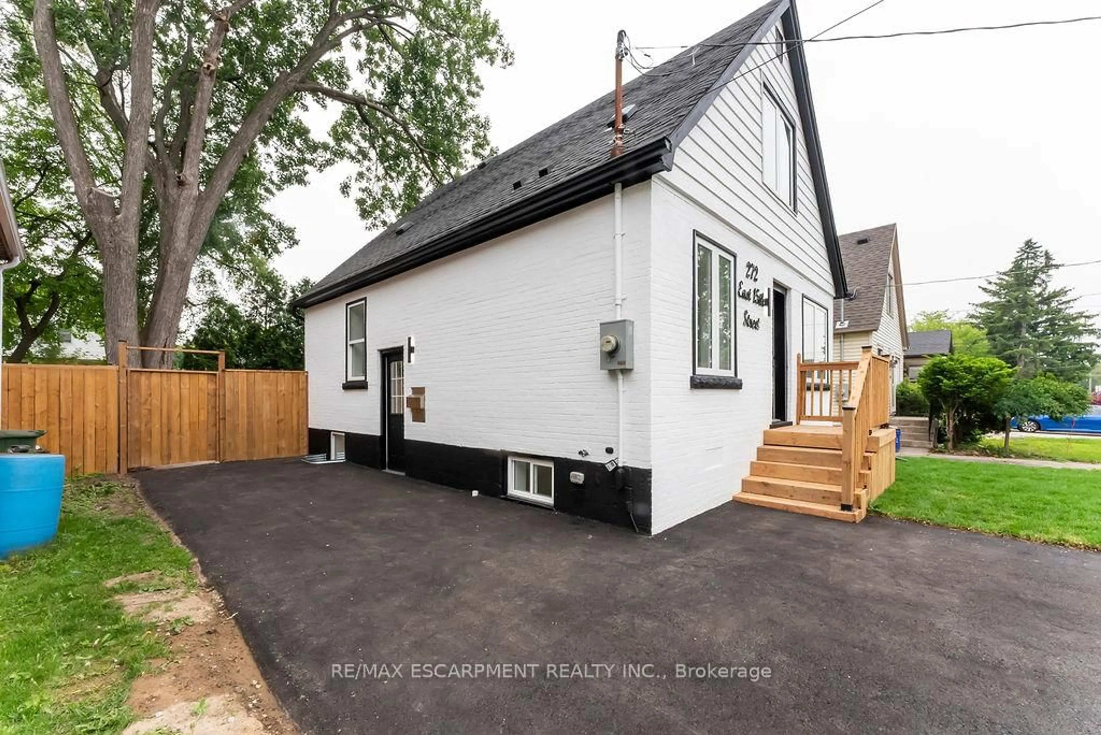 Home with vinyl exterior material, street for 272 East 15th St, Hamilton Ontario L9A 4G3