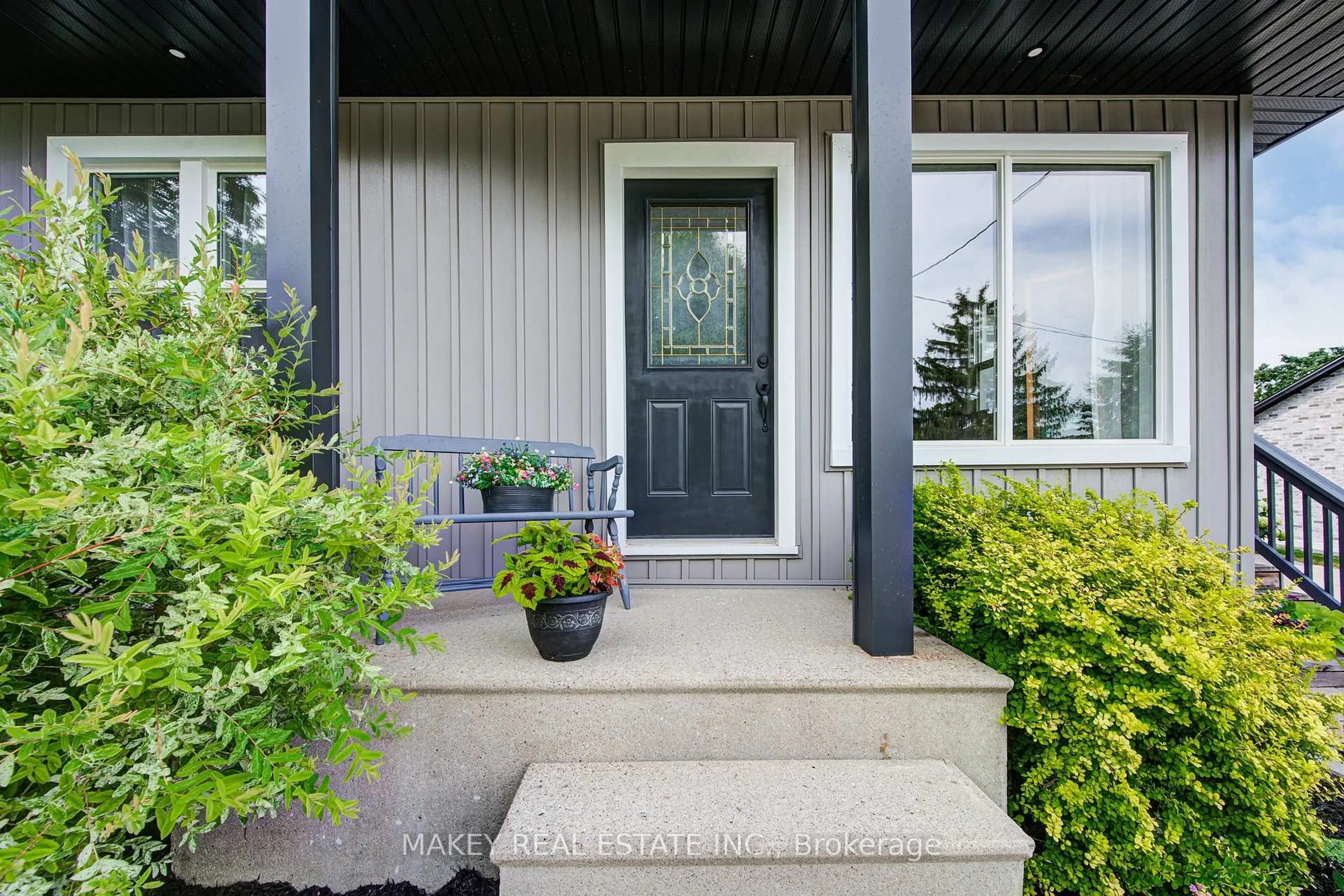 Indoor entryway for 388 Mill St, Woodstock Ontario N1T 1Y5