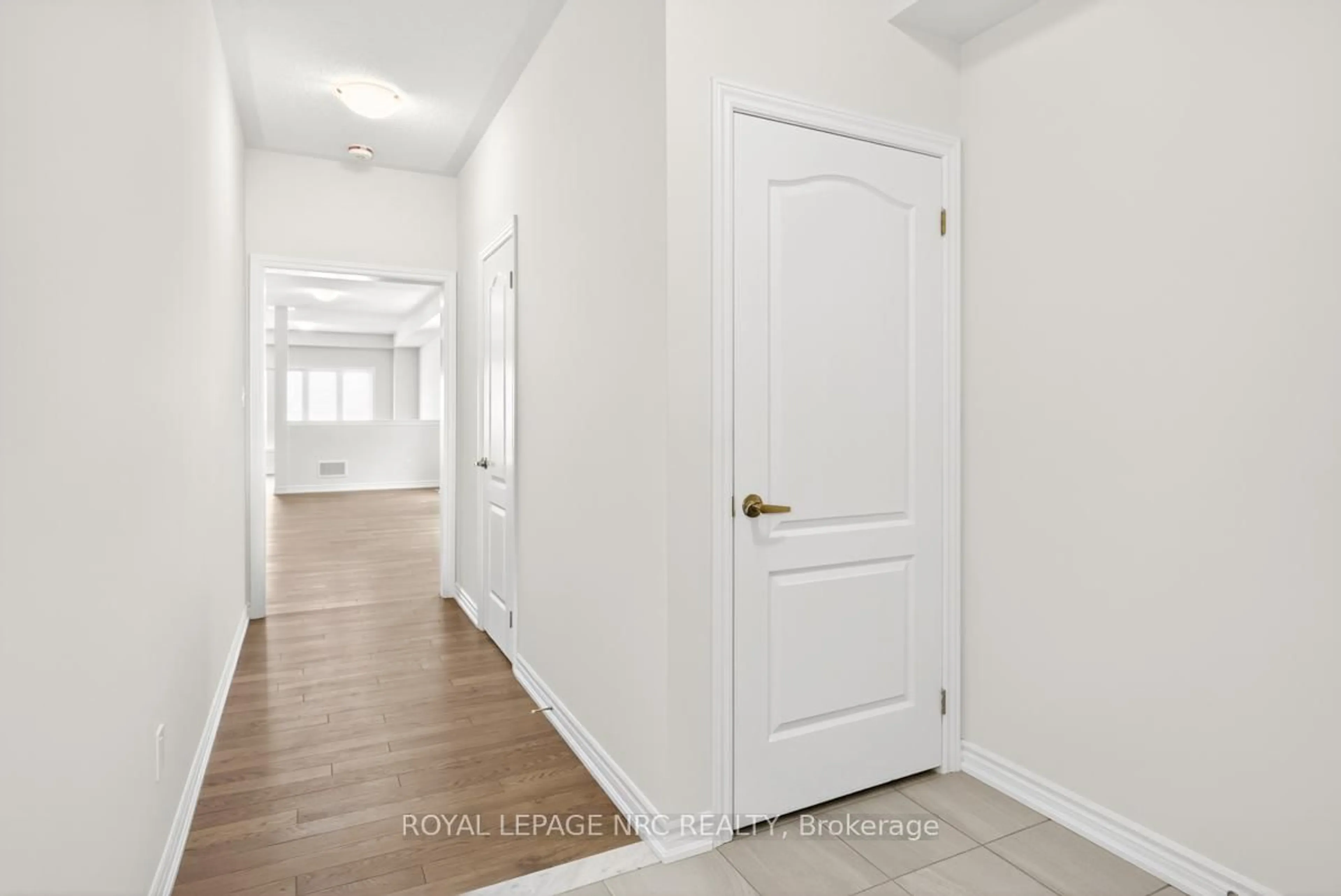 Indoor entryway for 118 PALACE St, Thorold Ontario L2V 0N3