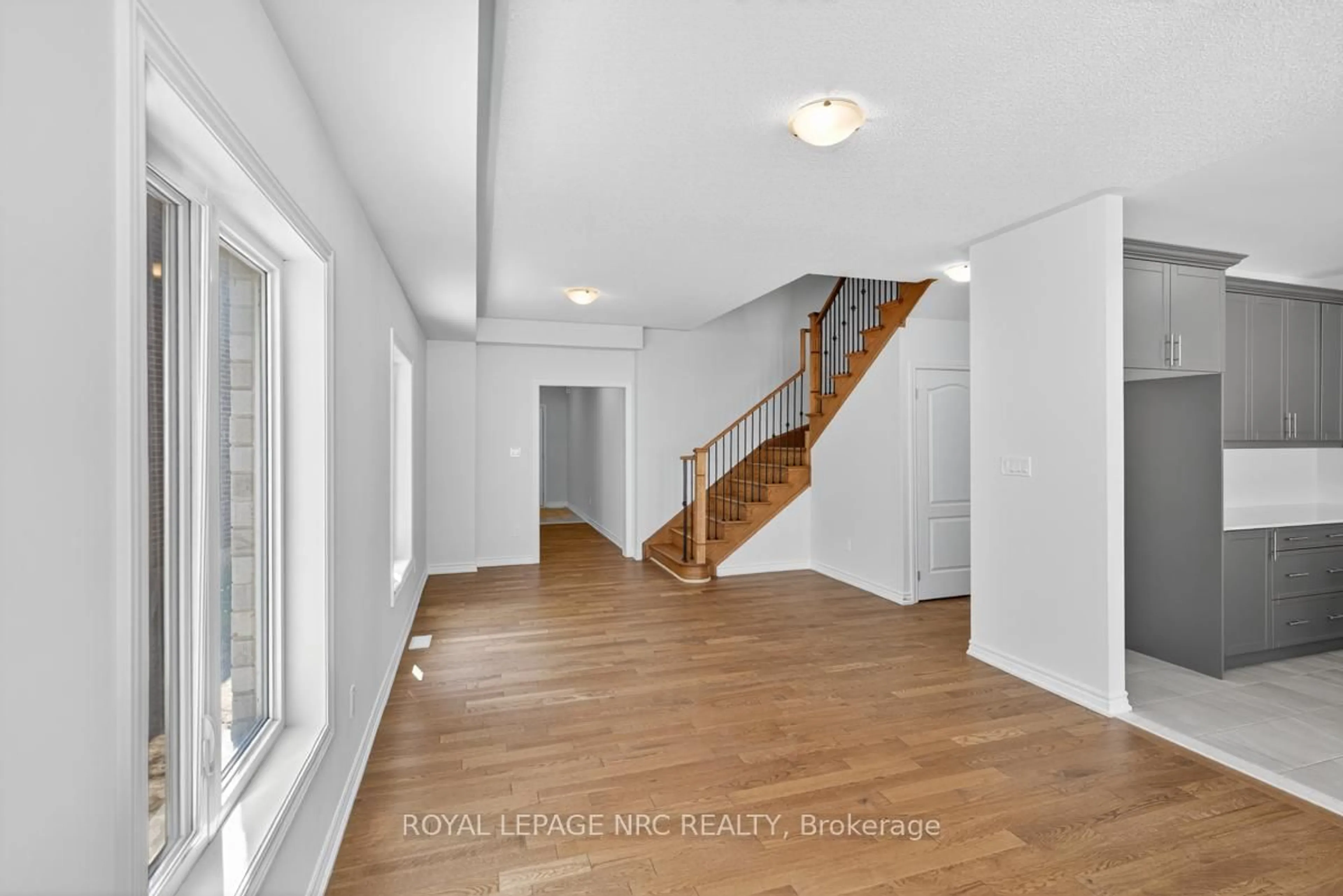 Indoor entryway for 118 PALACE St, Thorold Ontario L2V 0N3