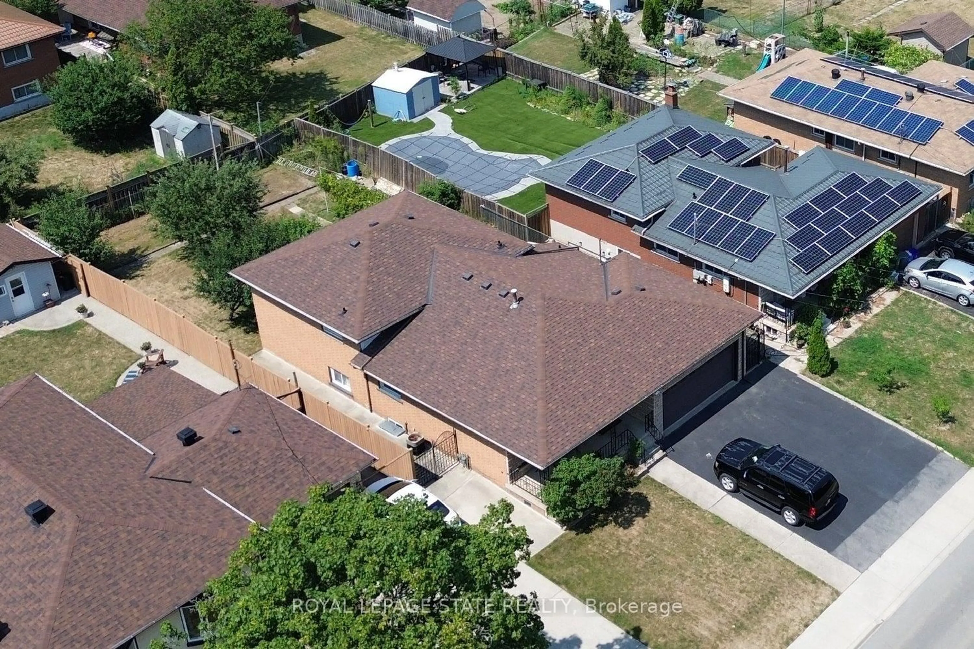 A pic from outside/outdoor area/front of a property/back of a property/a pic from drone, street for 122 Mount Albion Rd, Hamilton Ontario L8K 5S8