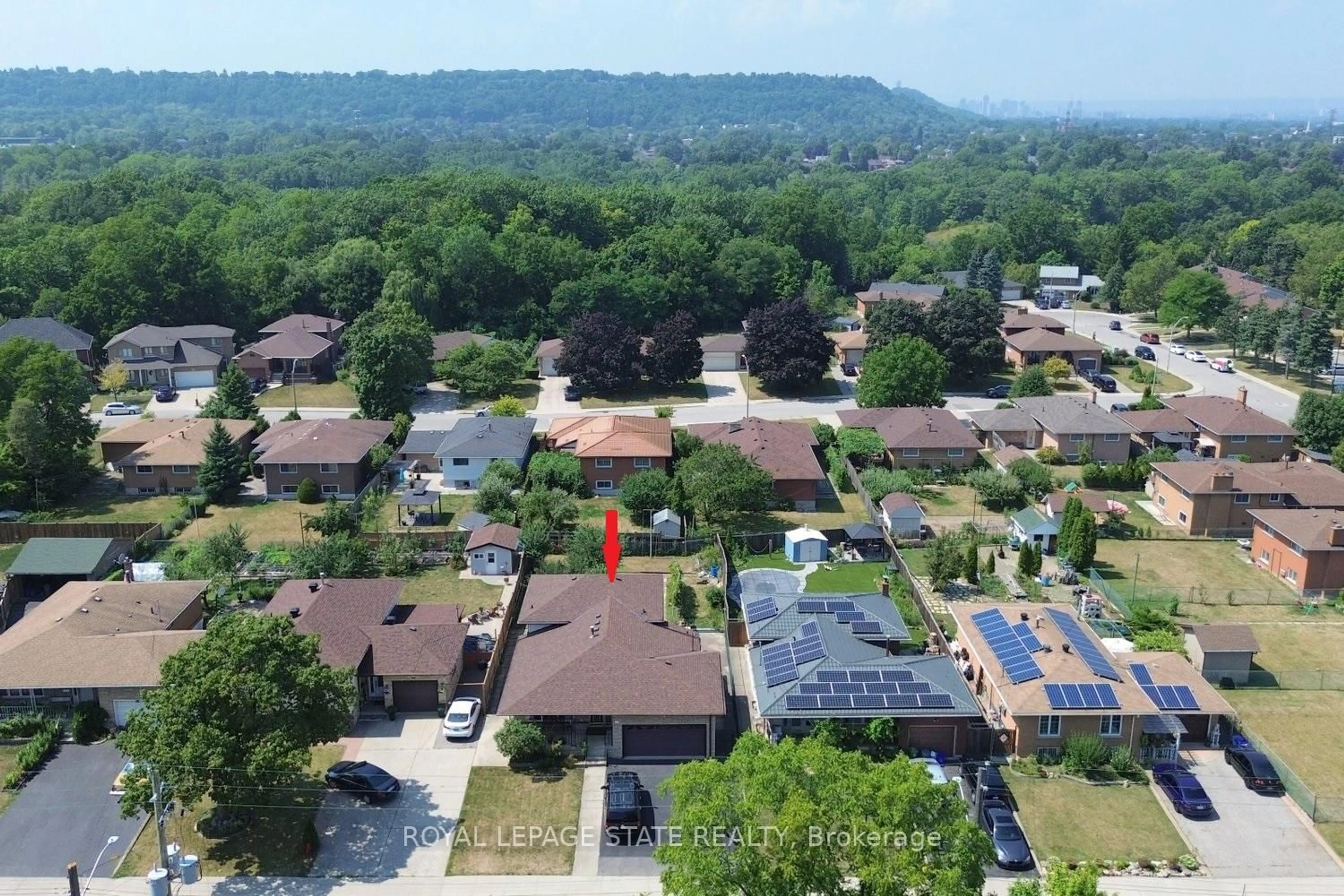 A pic from outside/outdoor area/front of a property/back of a property/a pic from drone, unknown for 122 Mount Albion Rd, Hamilton Ontario L8K 5S8