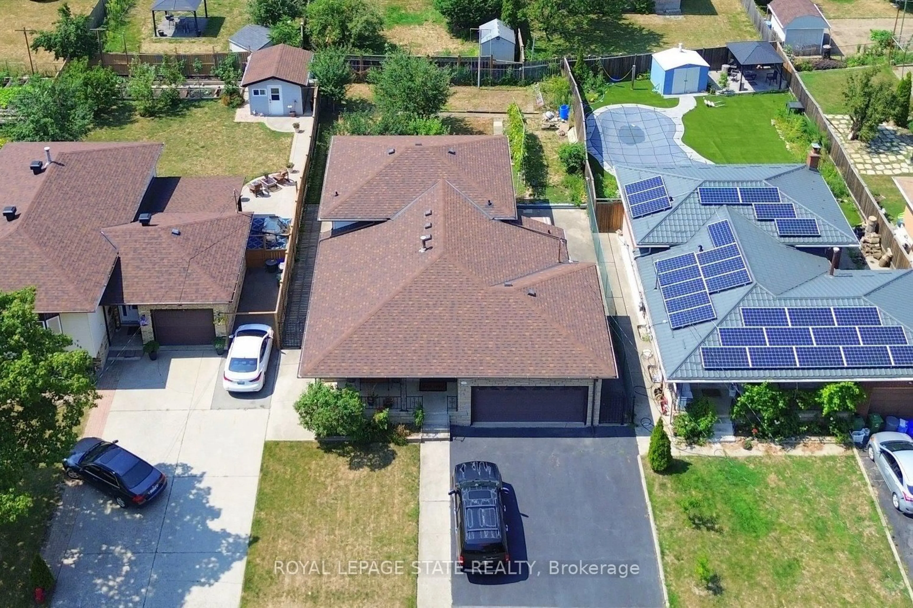 A pic from outside/outdoor area/front of a property/back of a property/a pic from drone, street for 122 Mount Albion Rd, Hamilton Ontario L8K 5S8