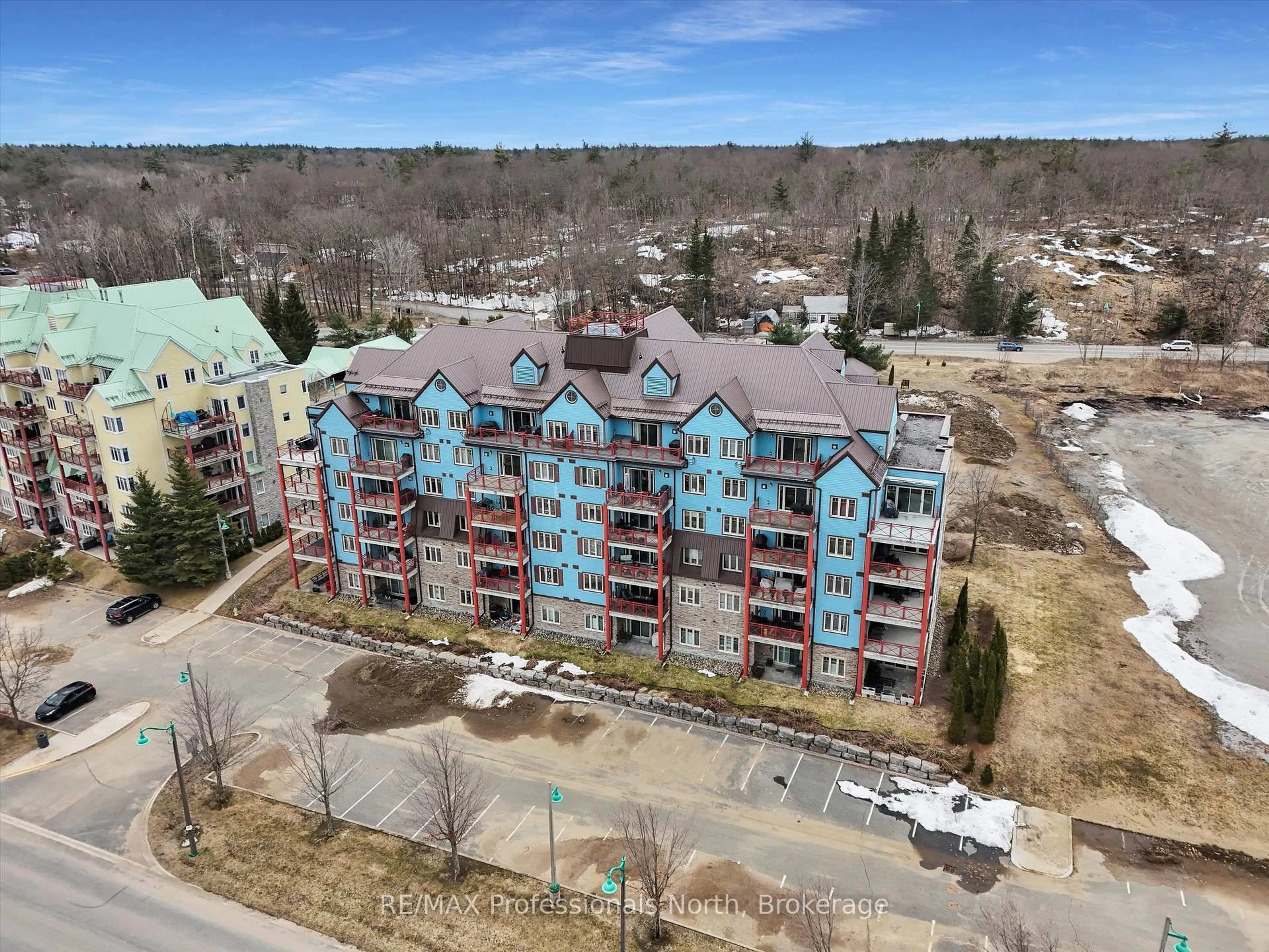 A pic from outside/outdoor area/front of a property/back of a property/a pic from drone, building for 130 STEAMSHIP BAY Rd #305, Gravenhurst Ontario P1P 1Z9