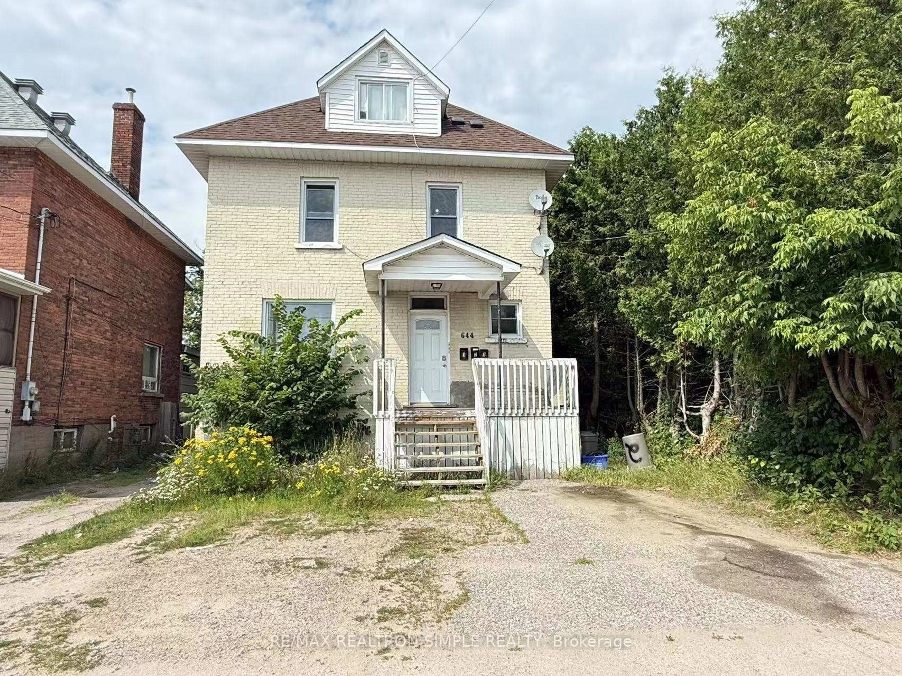 A pic from outside/outdoor area/front of a property/back of a property/a pic from drone, building for 644 Bloem St, North Bay Ontario P1B 4W6