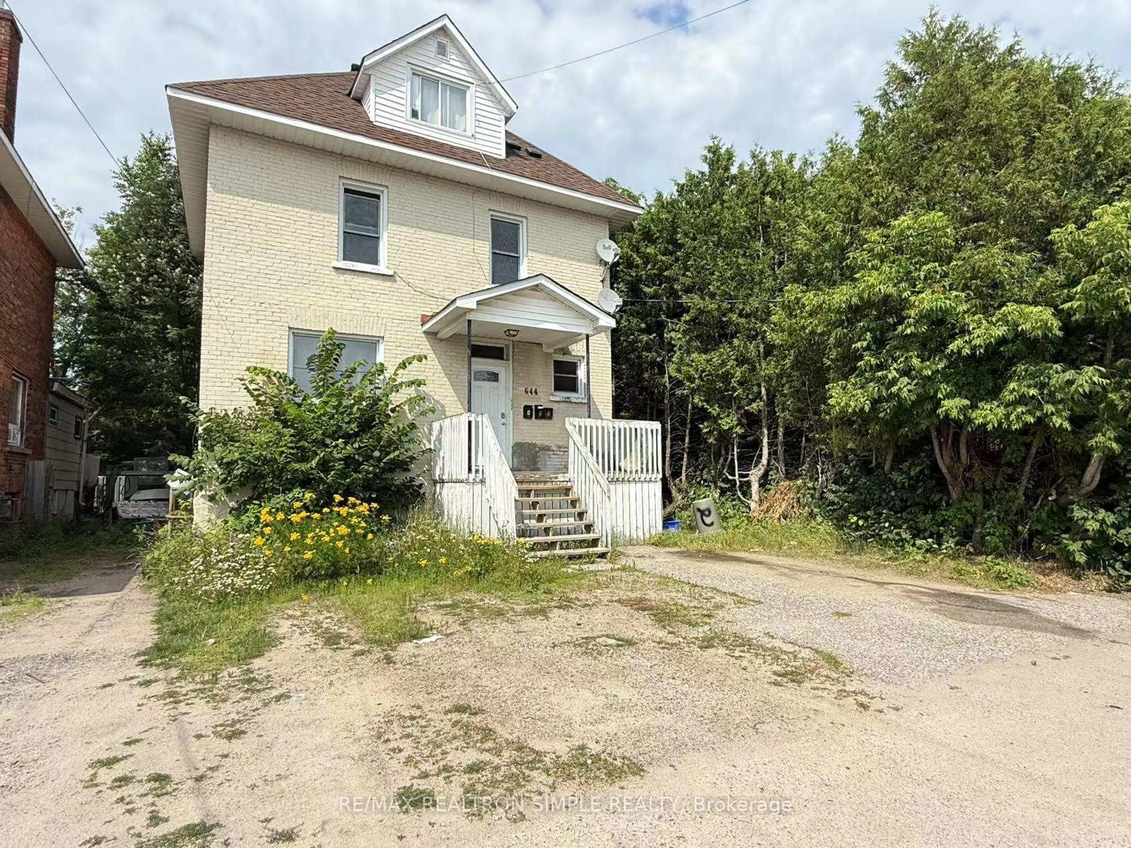 A pic from outside/outdoor area/front of a property/back of a property/a pic from drone, building for 644 Bloem St, North Bay Ontario P1B 4W6