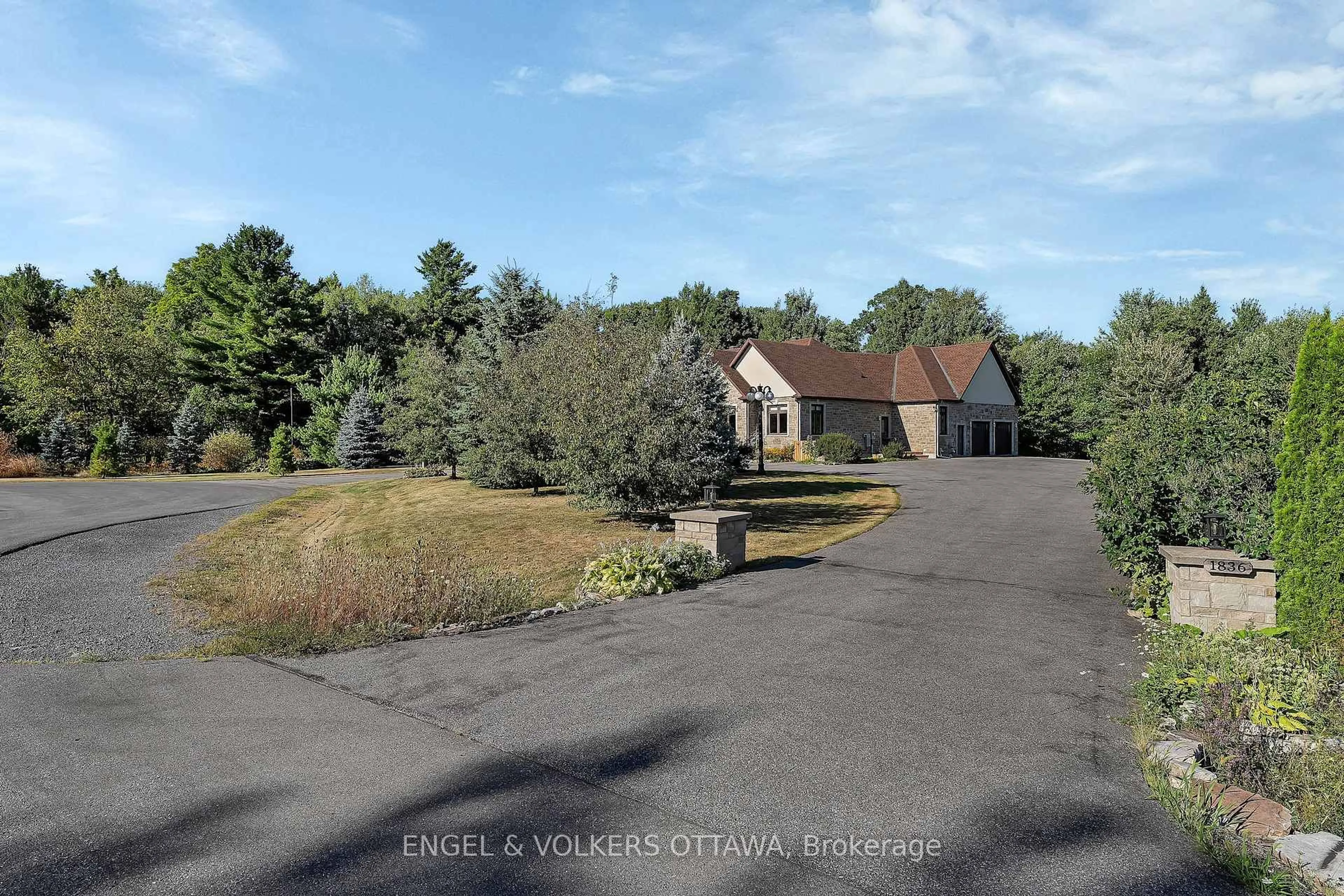 A pic from outside/outdoor area/front of a property/back of a property/a pic from drone, unknown for 1836 Whitemarsh Cres, Kanata Ontario K2W 1B5