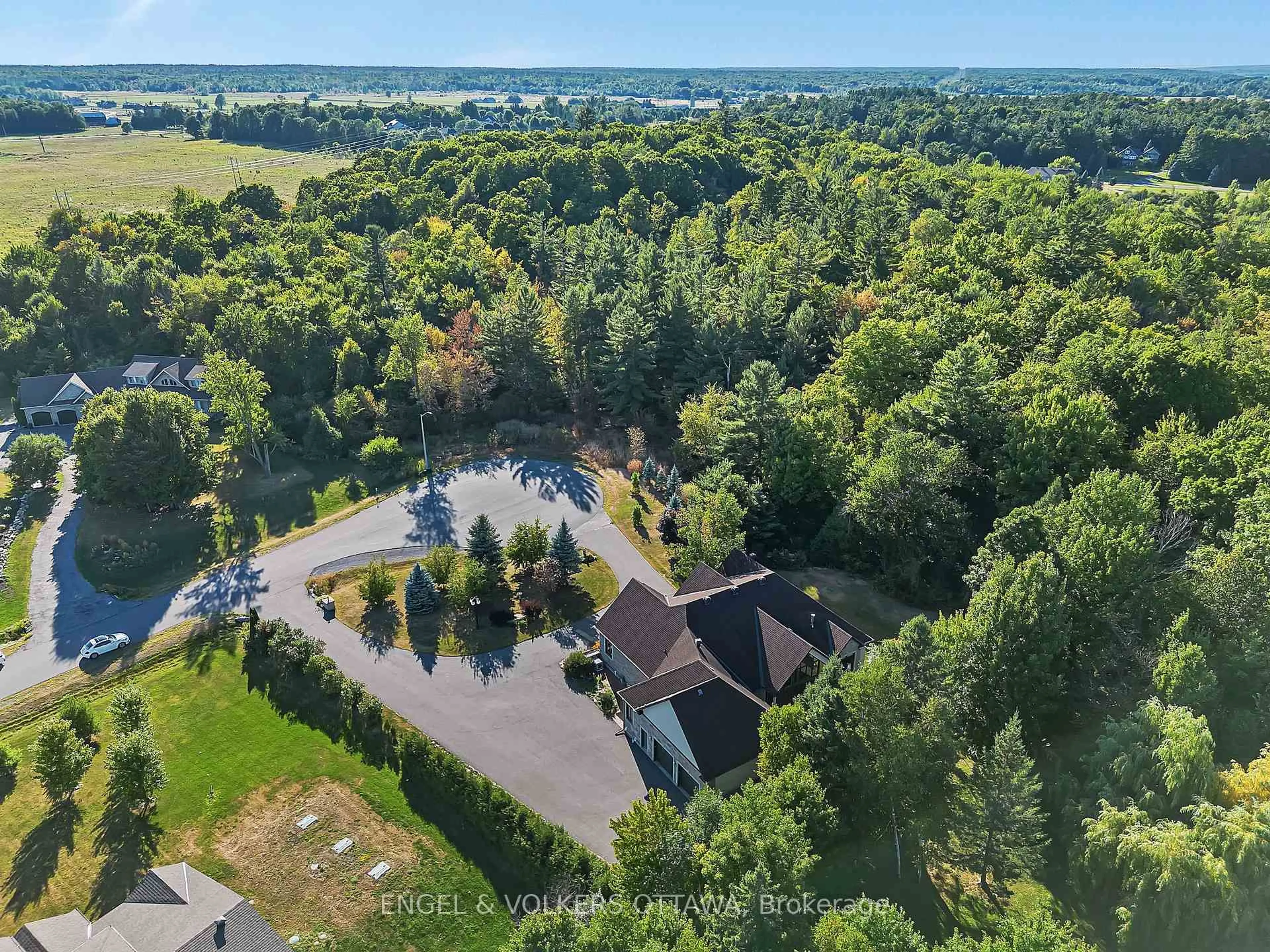 A pic from outside/outdoor area/front of a property/back of a property/a pic from drone, unknown for 1836 Whitemarsh Cres, Kanata Ontario K2W 1B5