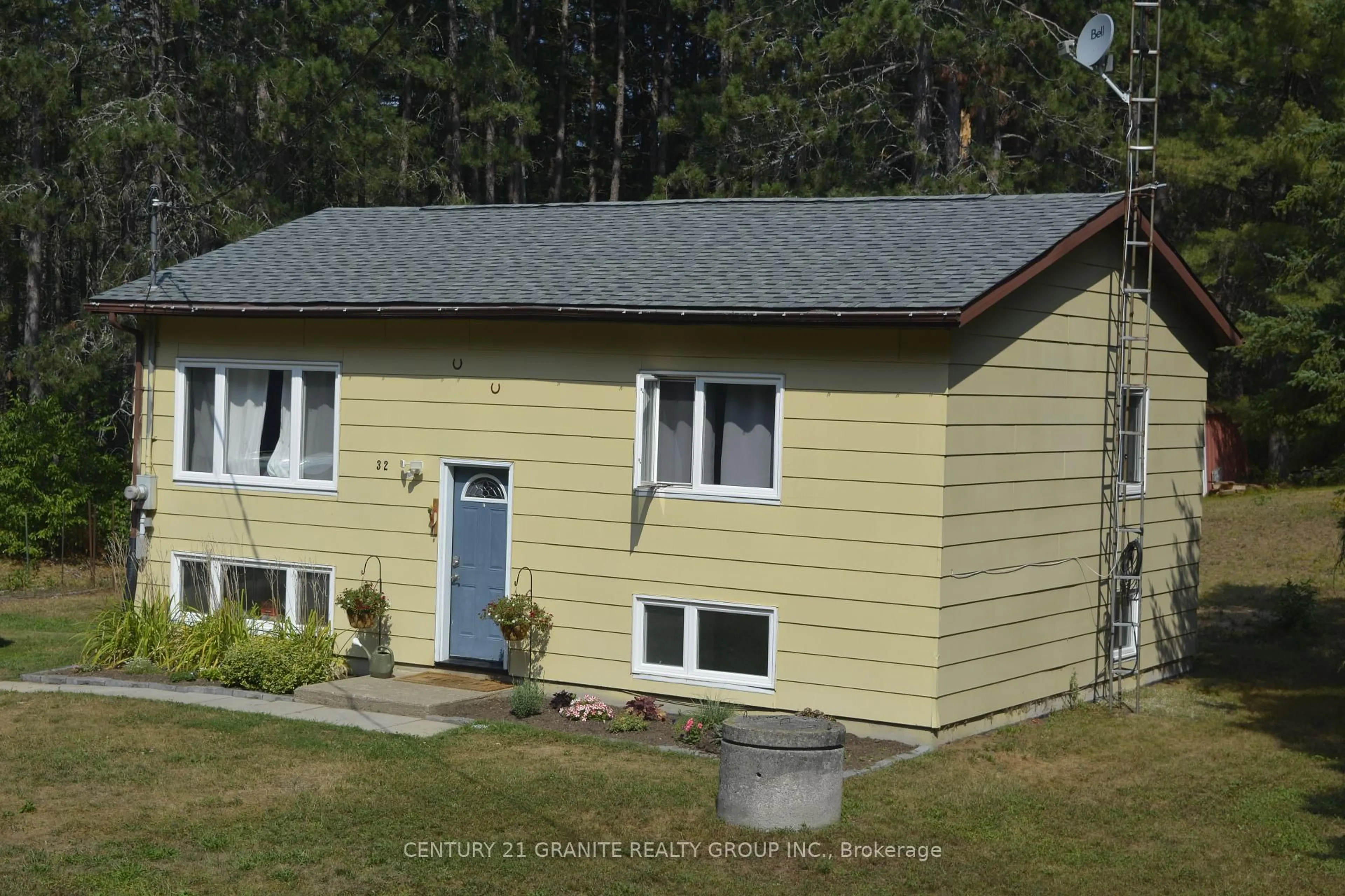 Home with vinyl exterior material, building for 32 Williams Lake Rd, Maynooth Ontario K0L 2S0