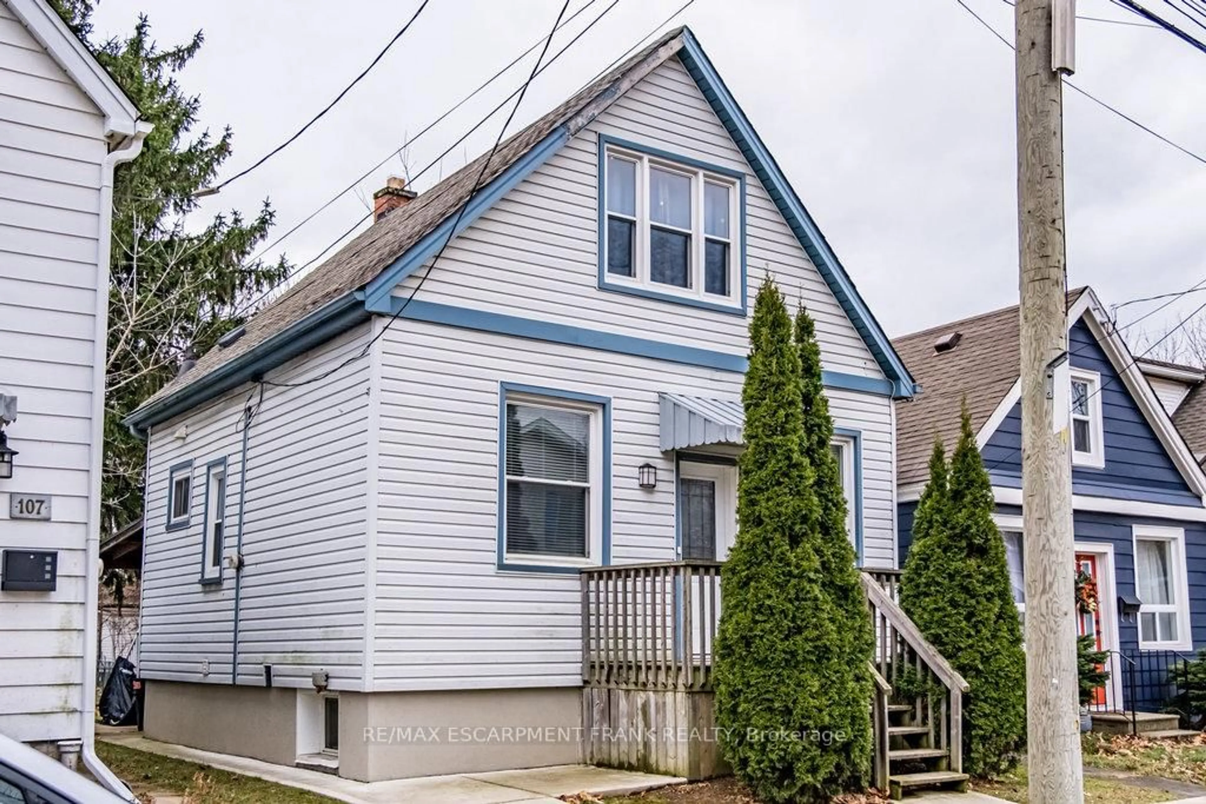 Home with vinyl exterior material, street for 109 ROYAL Ave, Hamilton Ontario L8S 2C6