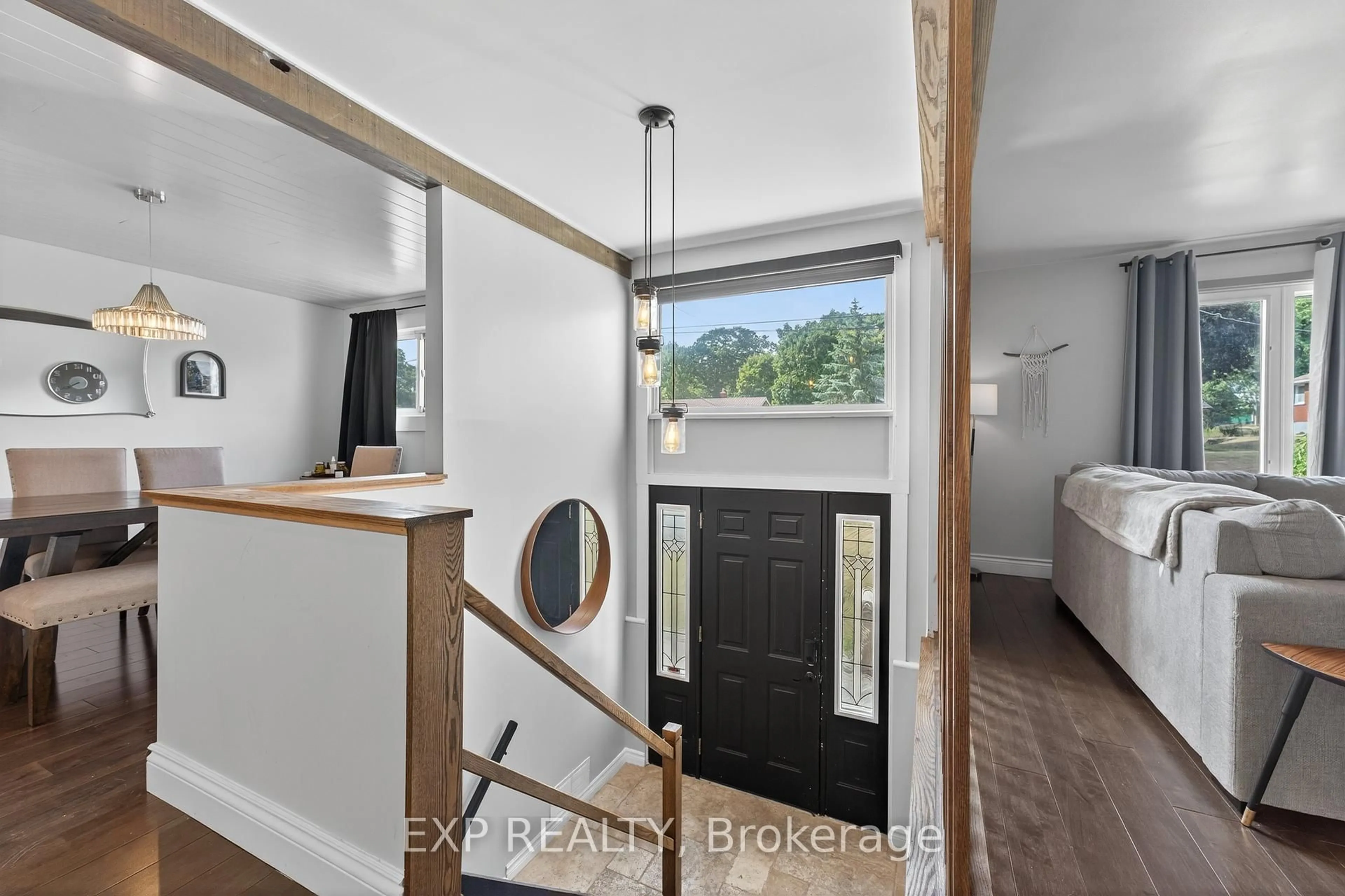 Indoor entryway for 12 Sunset Cres, Greater Napanee Ontario K7R 2G5