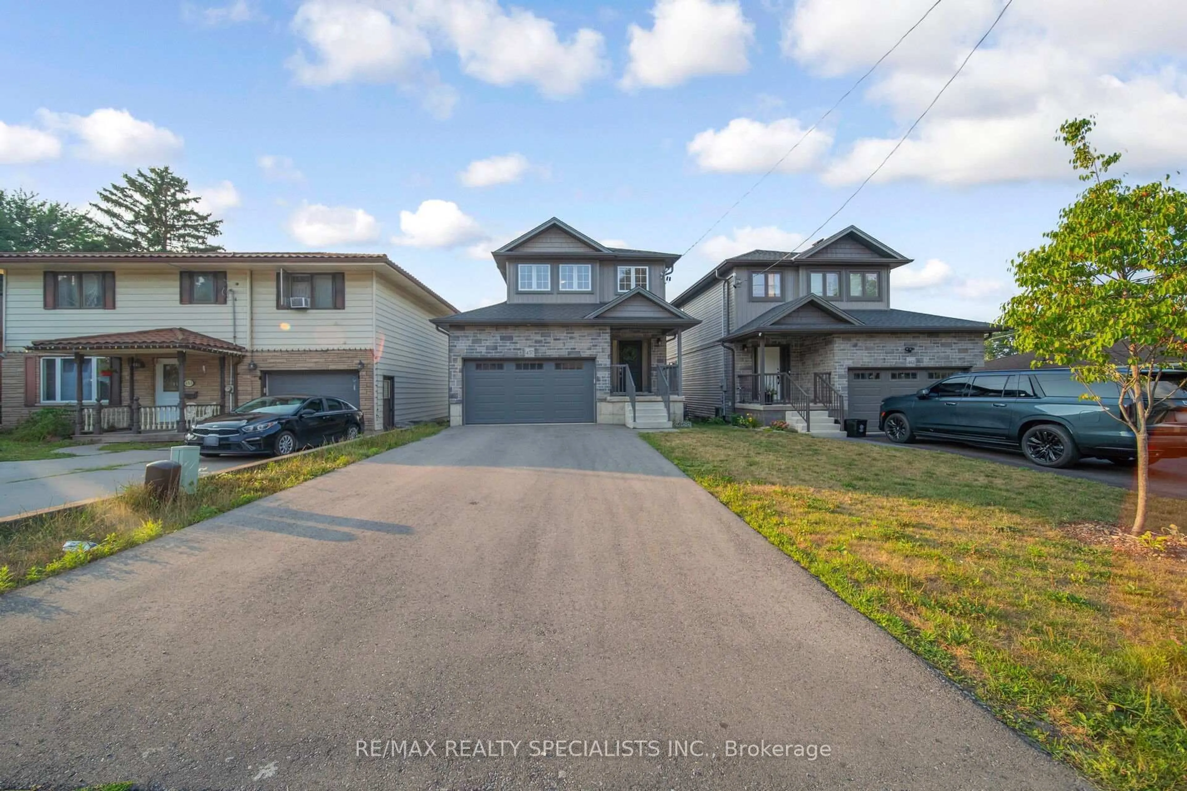 A pic from outside/outdoor area/front of a property/back of a property/a pic from drone, street for 457 Spencer St, Woodstock Ontario N4S 2H8