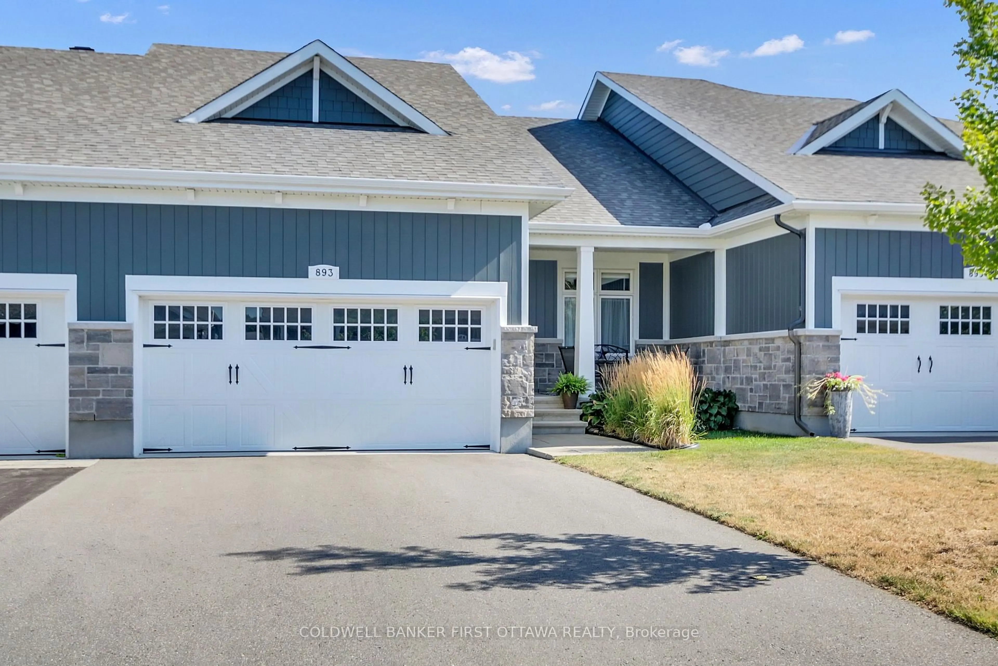 Home with vinyl exterior material, street for 893 Artemis Circ, Manotick Ontario K4M 0H7