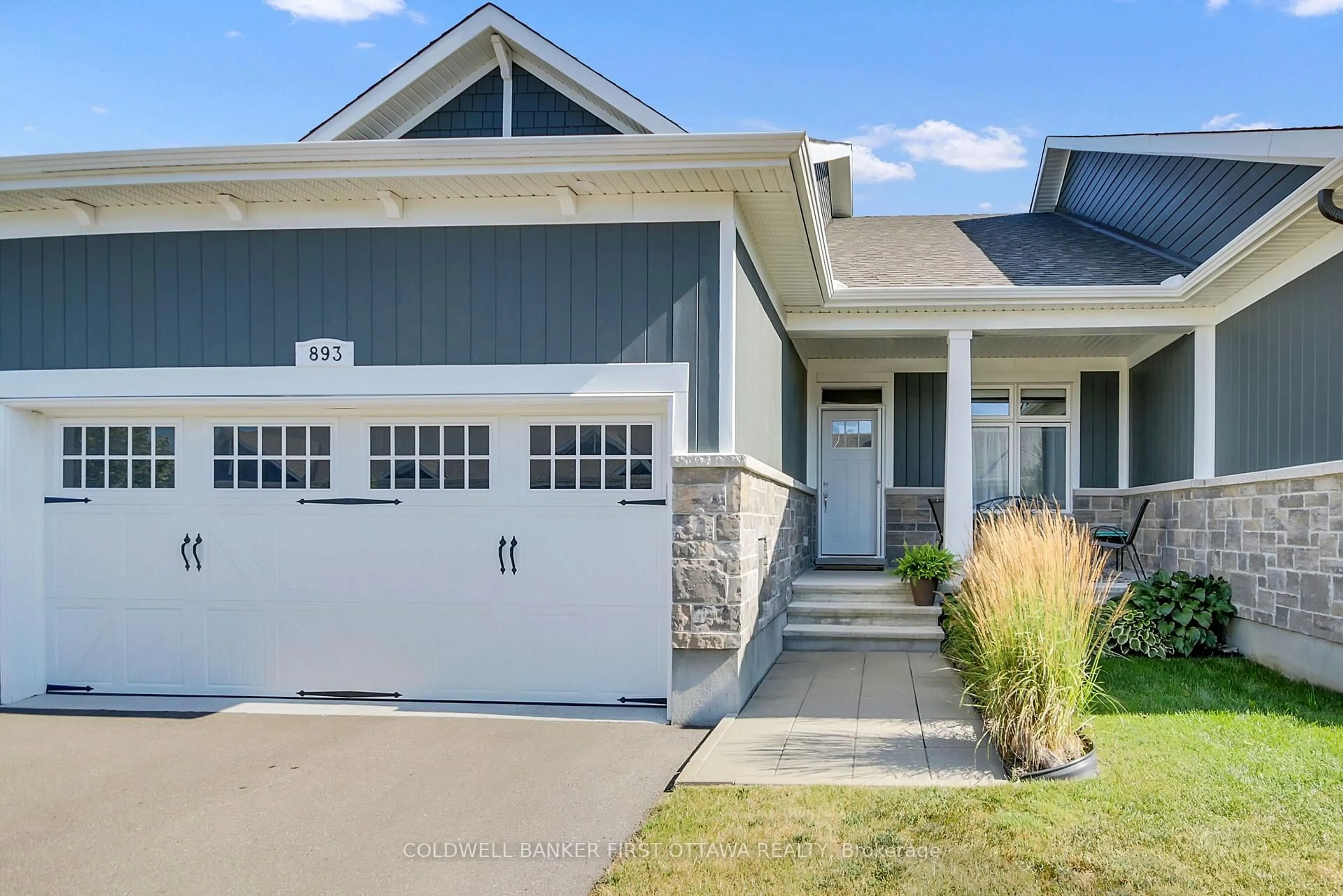Home with vinyl exterior material, street for 893 Artemis Circ, Manotick Ontario K4M 0H7