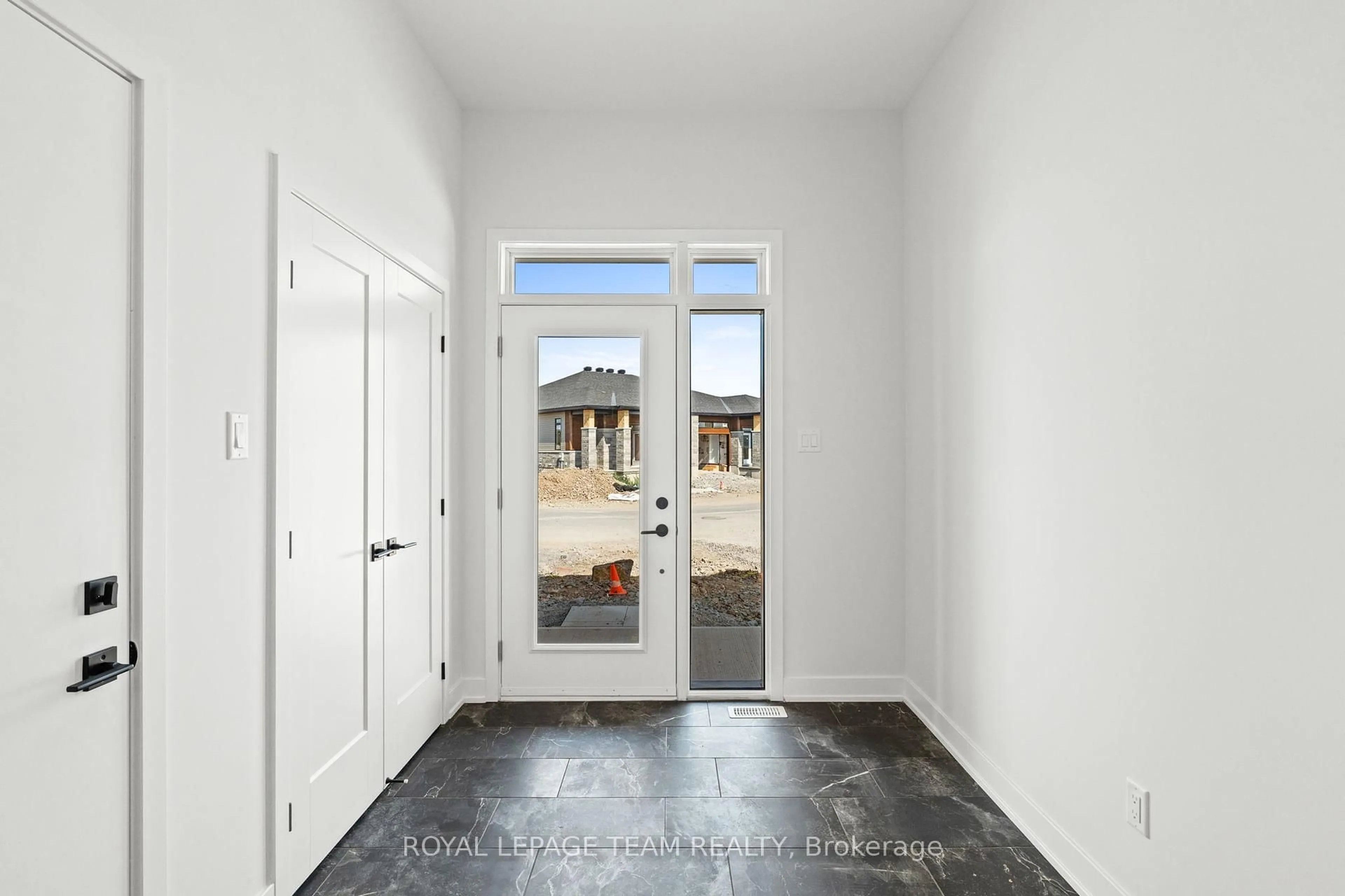Indoor entryway for 1076 Moore St, Brockville Ontario K6V 7N1