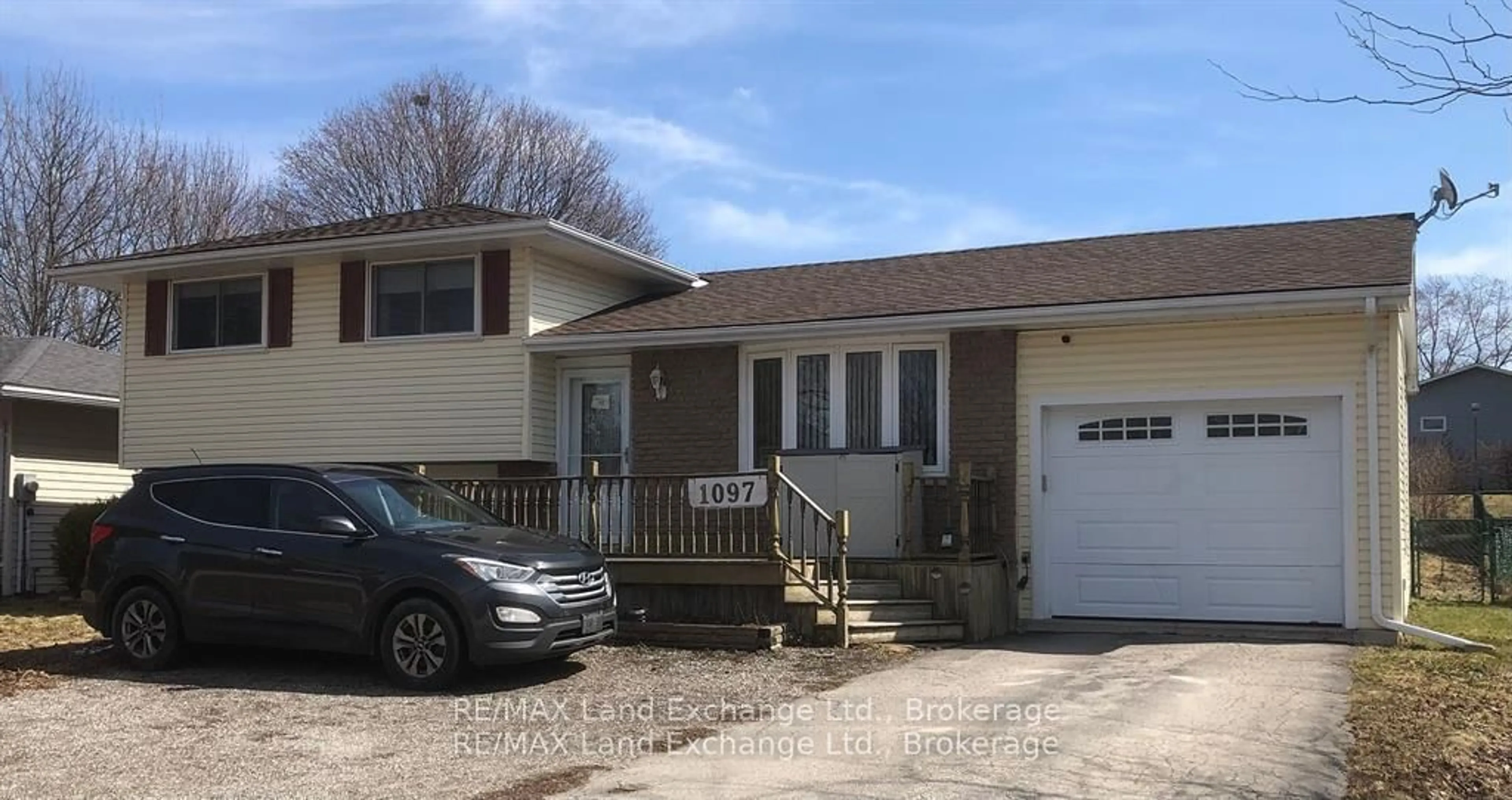 Home with vinyl exterior material, street for 1097 Williamsburg St, Kincardine Ontario N2Z 2G4