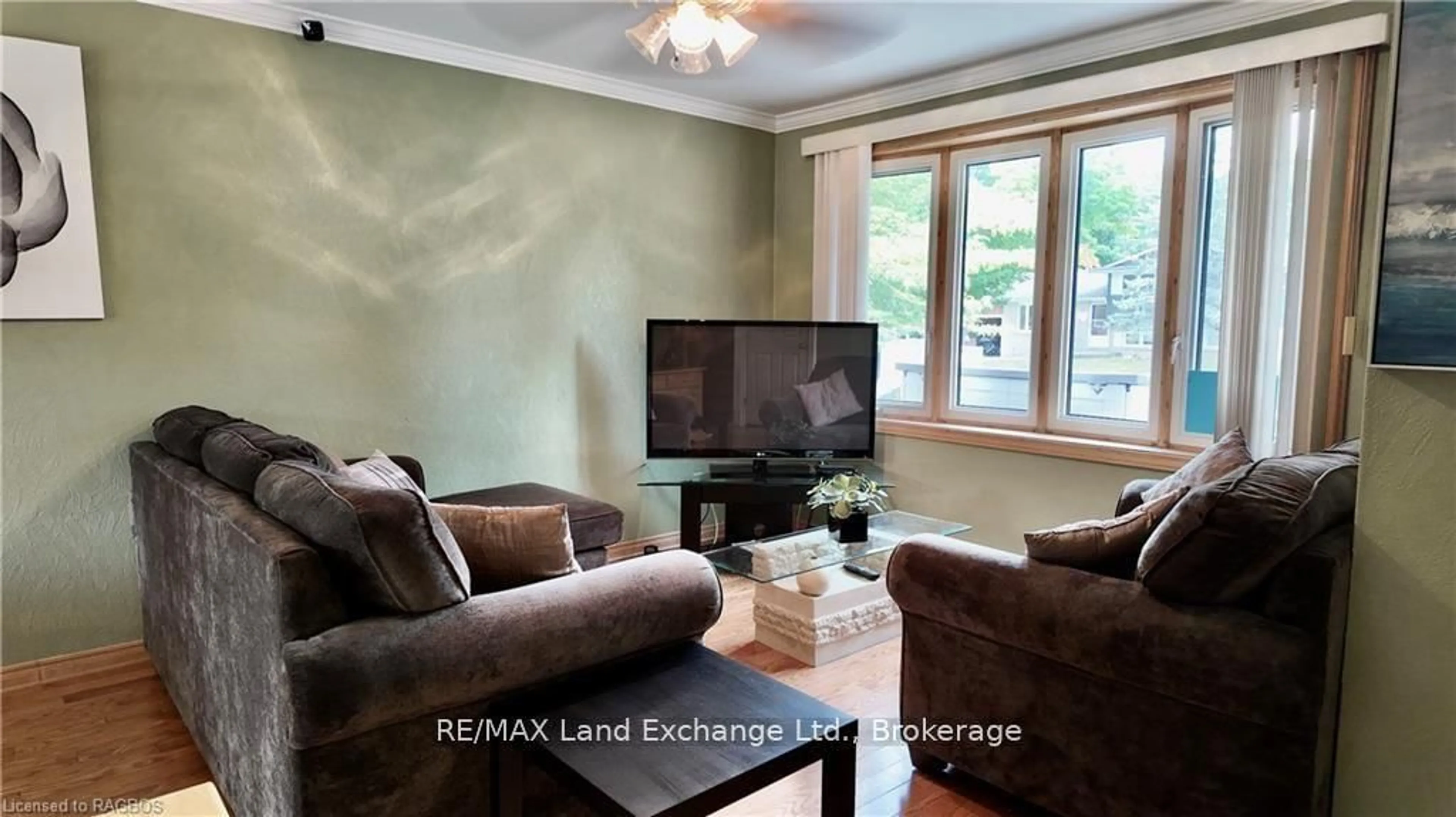 Living room with furniture, wood/laminate floor for 1097 Williamsburg St, Kincardine Ontario N2Z 2G4