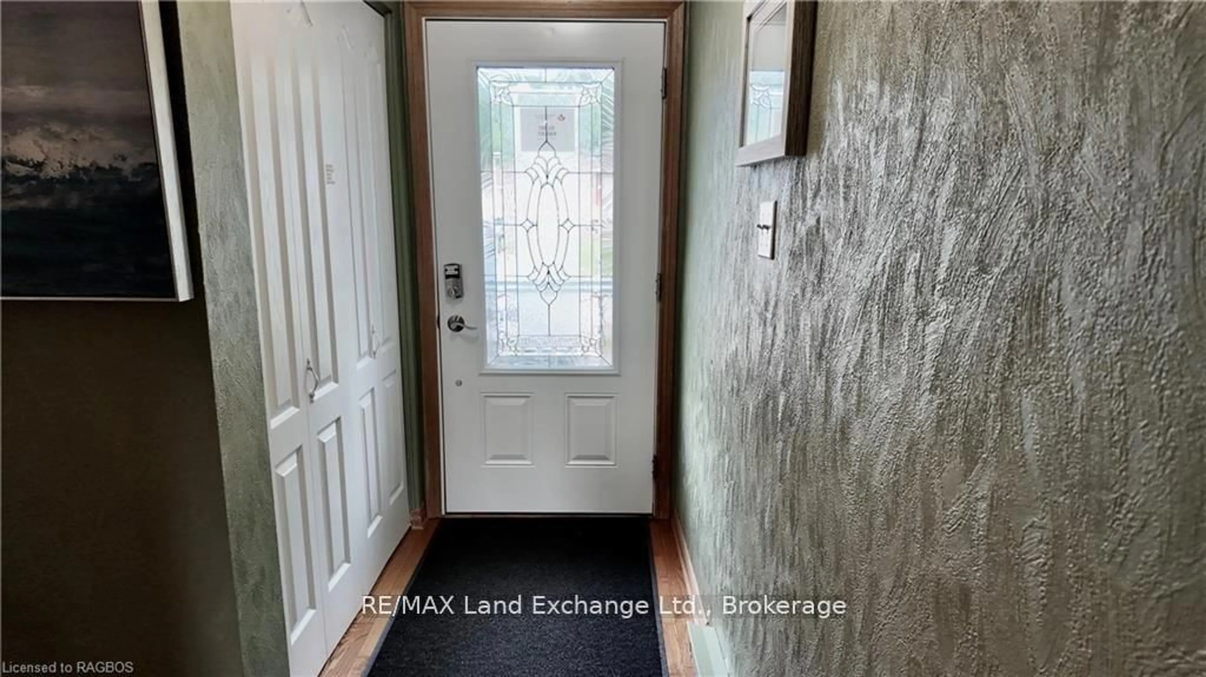 Indoor entryway for 1097 Williamsburg St, Kincardine Ontario N2Z 2G4