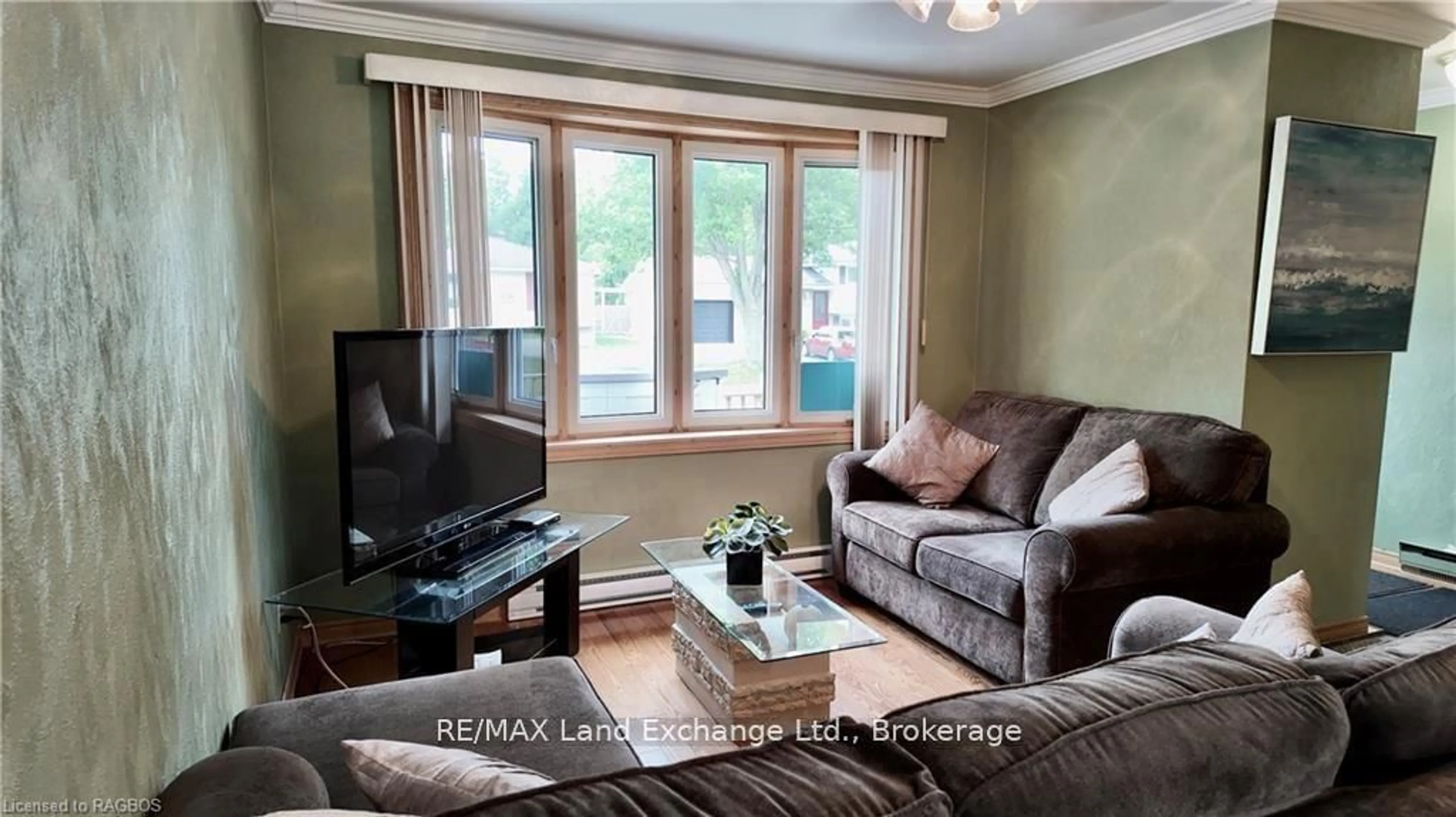 Living room with furniture, wood/laminate floor for 1097 Williamsburg St, Kincardine Ontario N2Z 2G4
