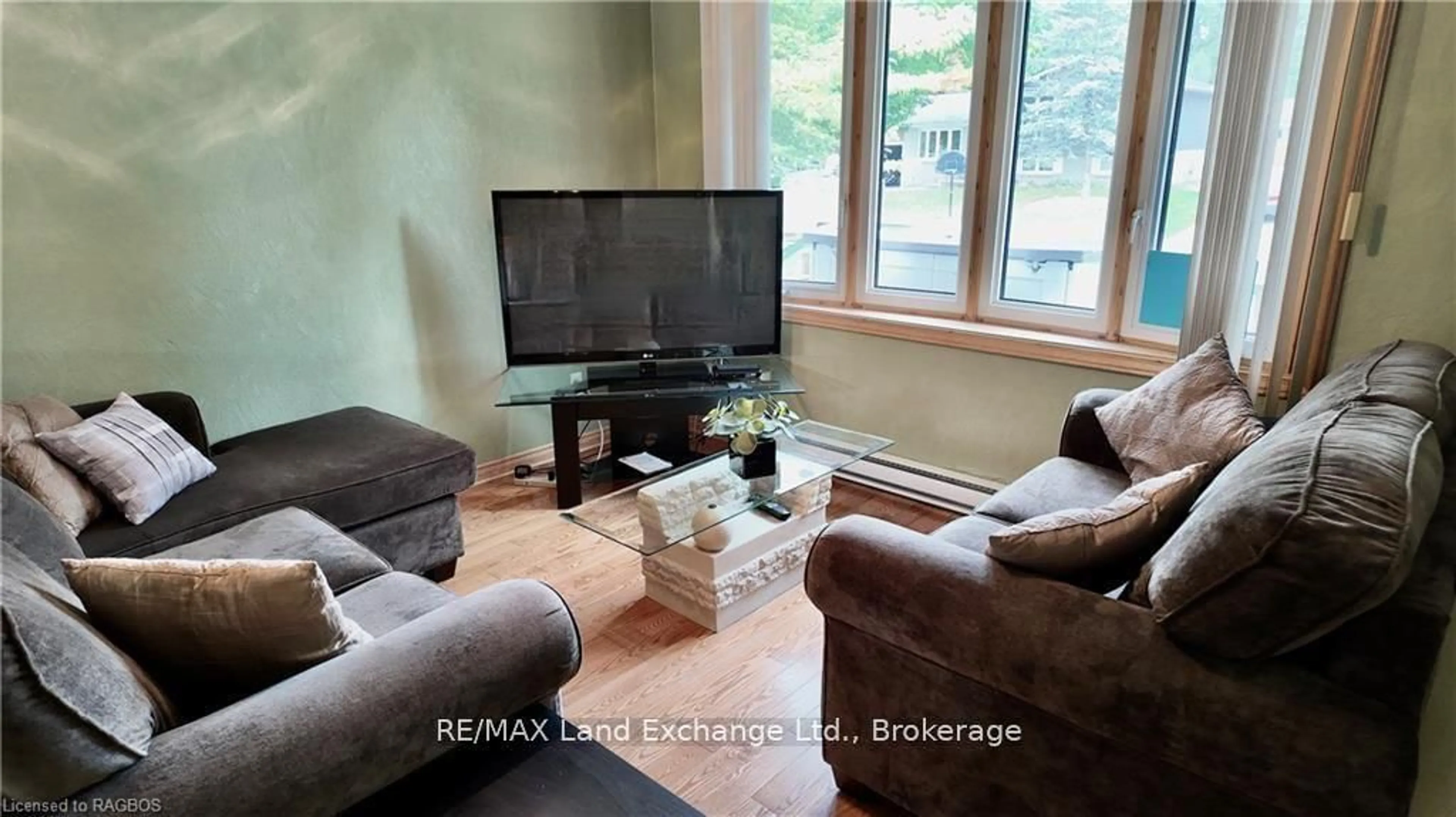 Living room with furniture, unknown for 1097 Williamsburg St, Kincardine Ontario N2Z 2G4