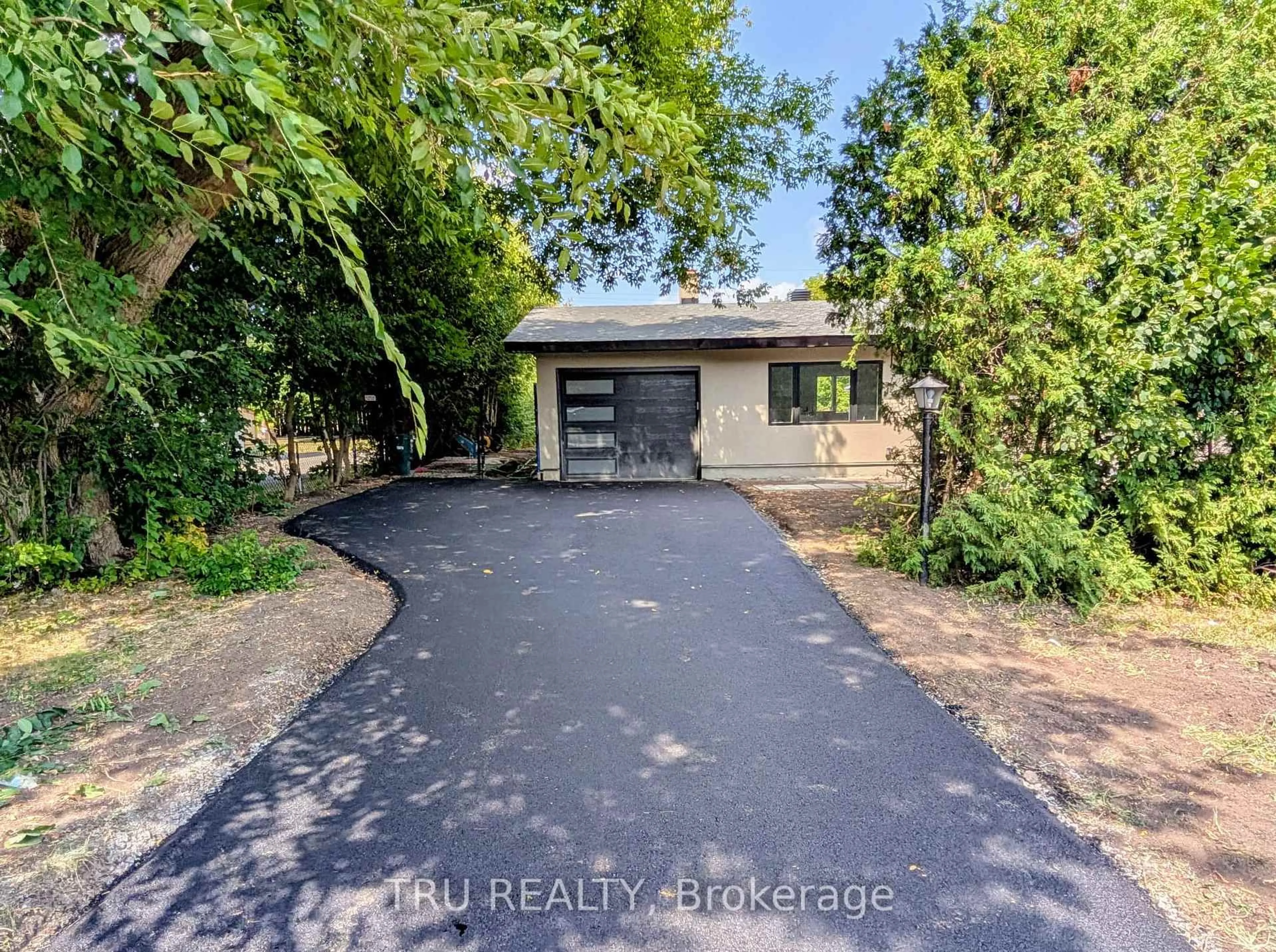 A pic from outside/outdoor area/front of a property/back of a property/a pic from drone, street for 39 Sunnycrest Dr, Ottawa Ontario K2E 5Y4