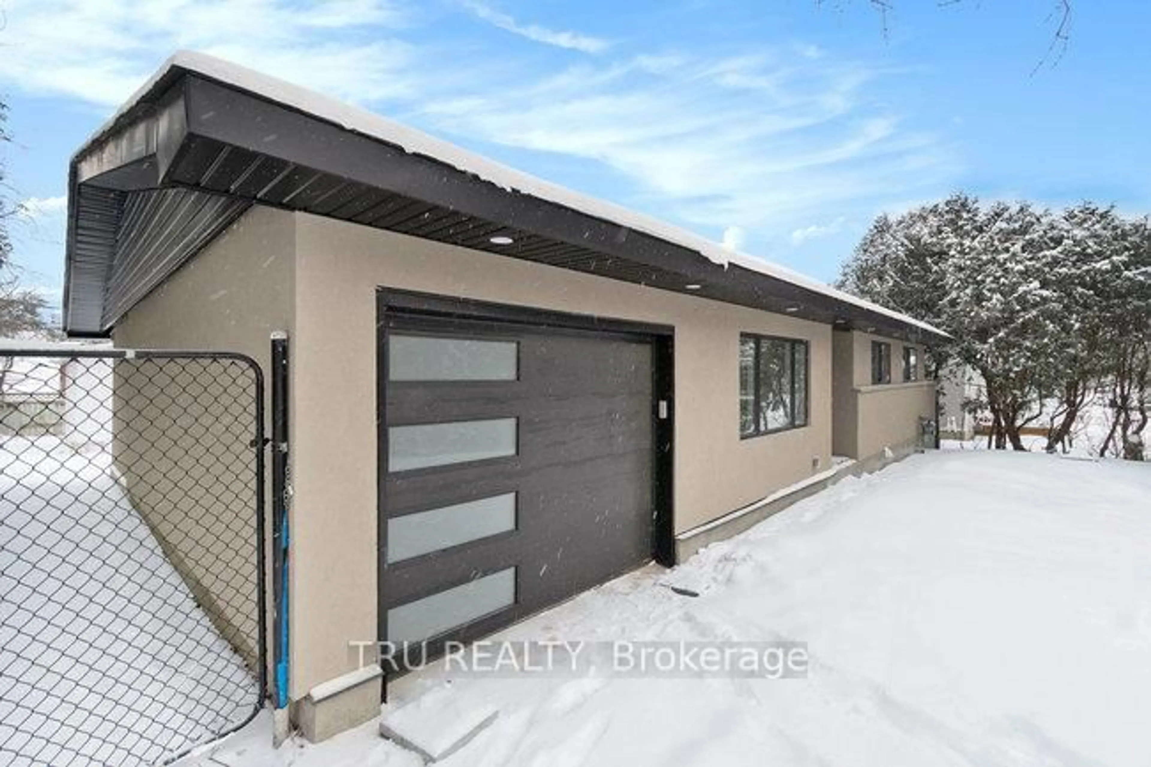 Indoor garage for 39 Sunnycrest Dr, Ottawa Ontario K2E 5Y4