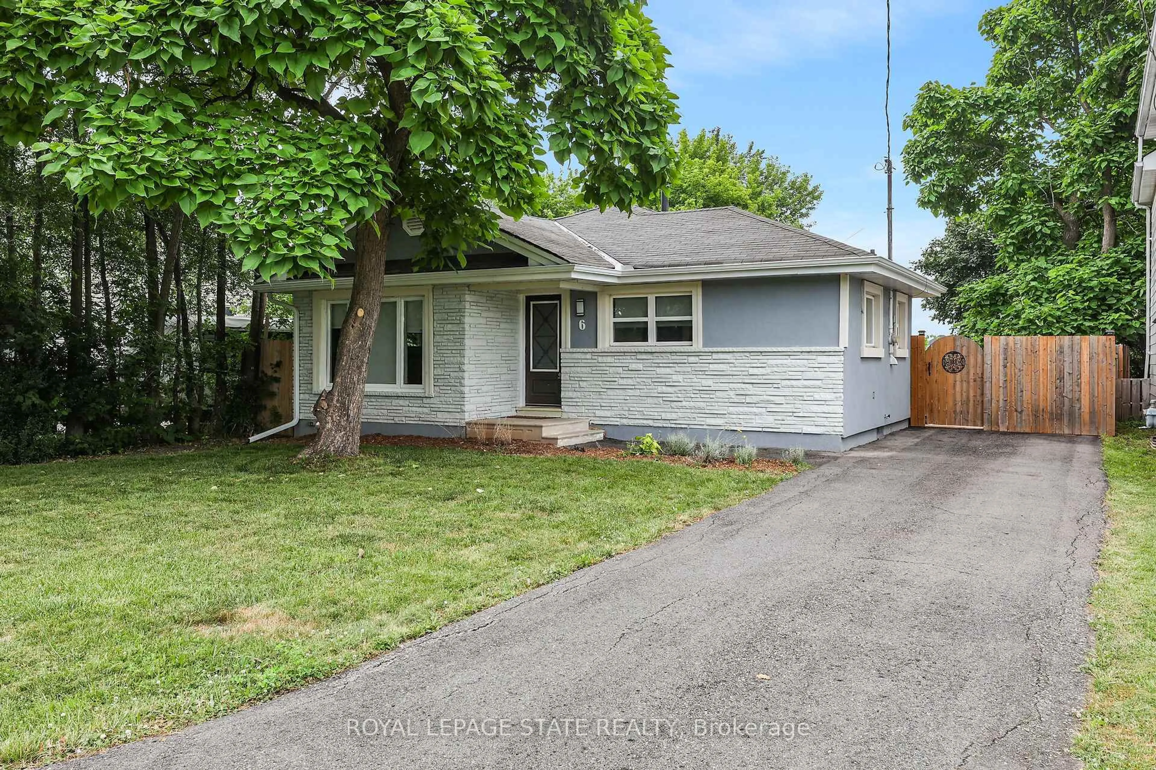 Home with vinyl exterior material, street for 6 Lincoln Ave, Grimsby Ontario L3M 1Y4