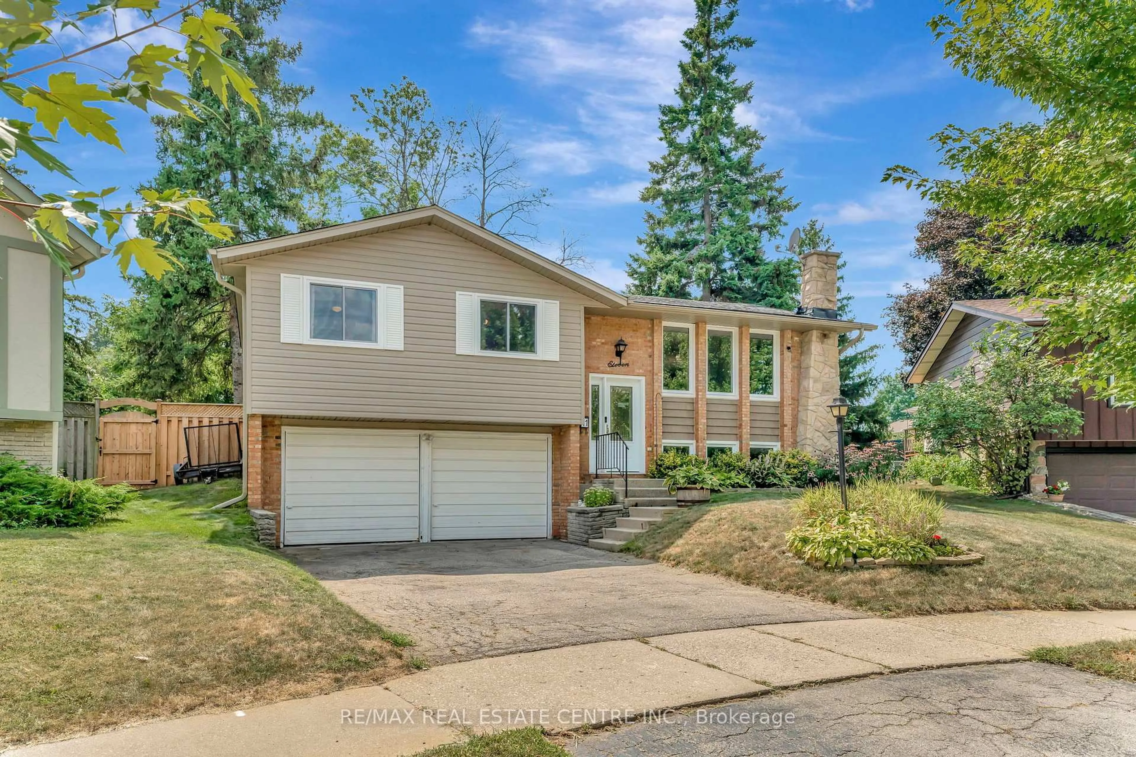 Home with vinyl exterior material, street for 11 Brassey Crt, Kitchener Ontario N2P 1J2