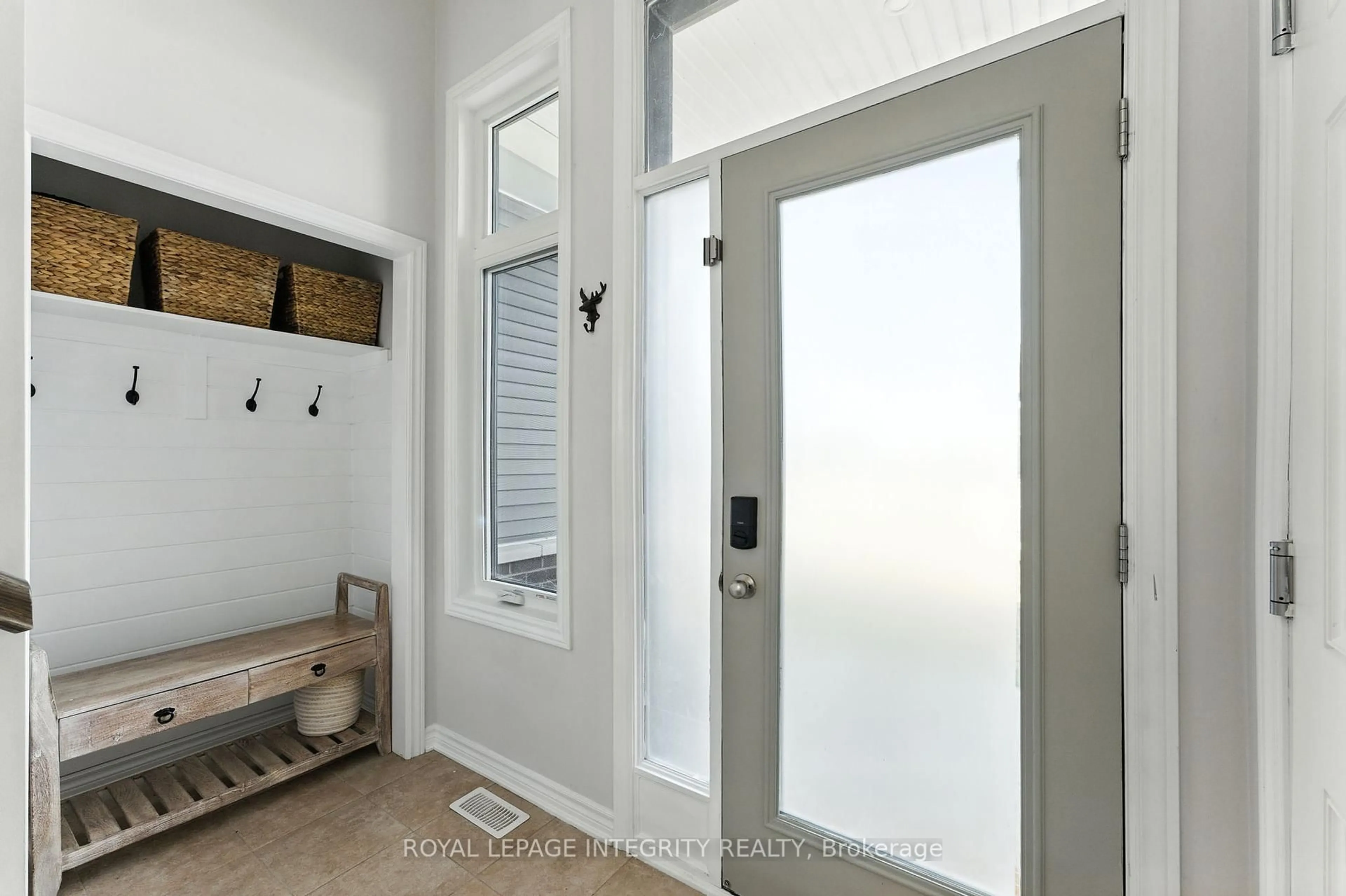 Indoor entryway for 514 Cope Dr, Ottawa Ontario K2S 1S3