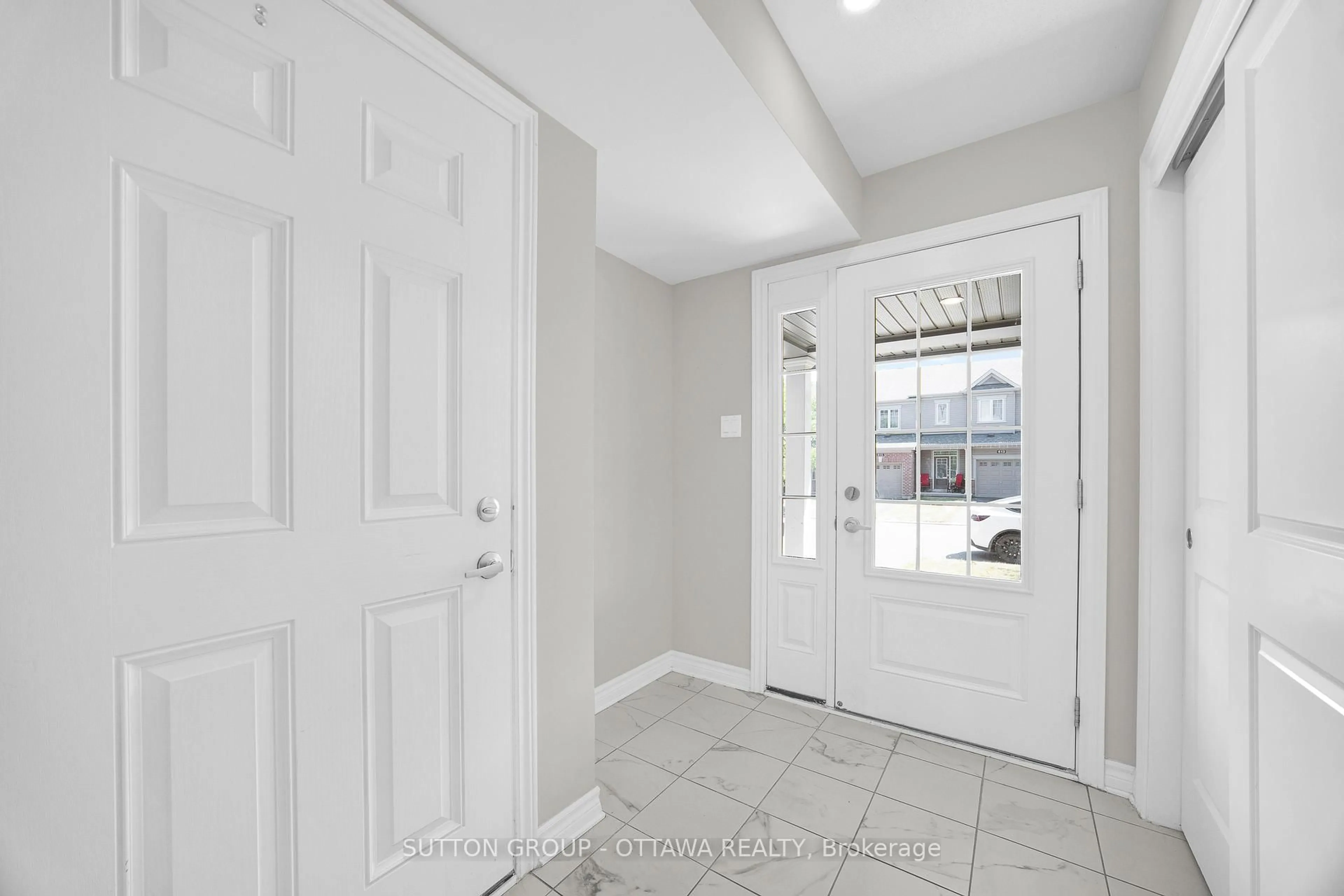 Indoor entryway for 612 Lauraleaf Cres, Ottawa Ontario K2J 6G9