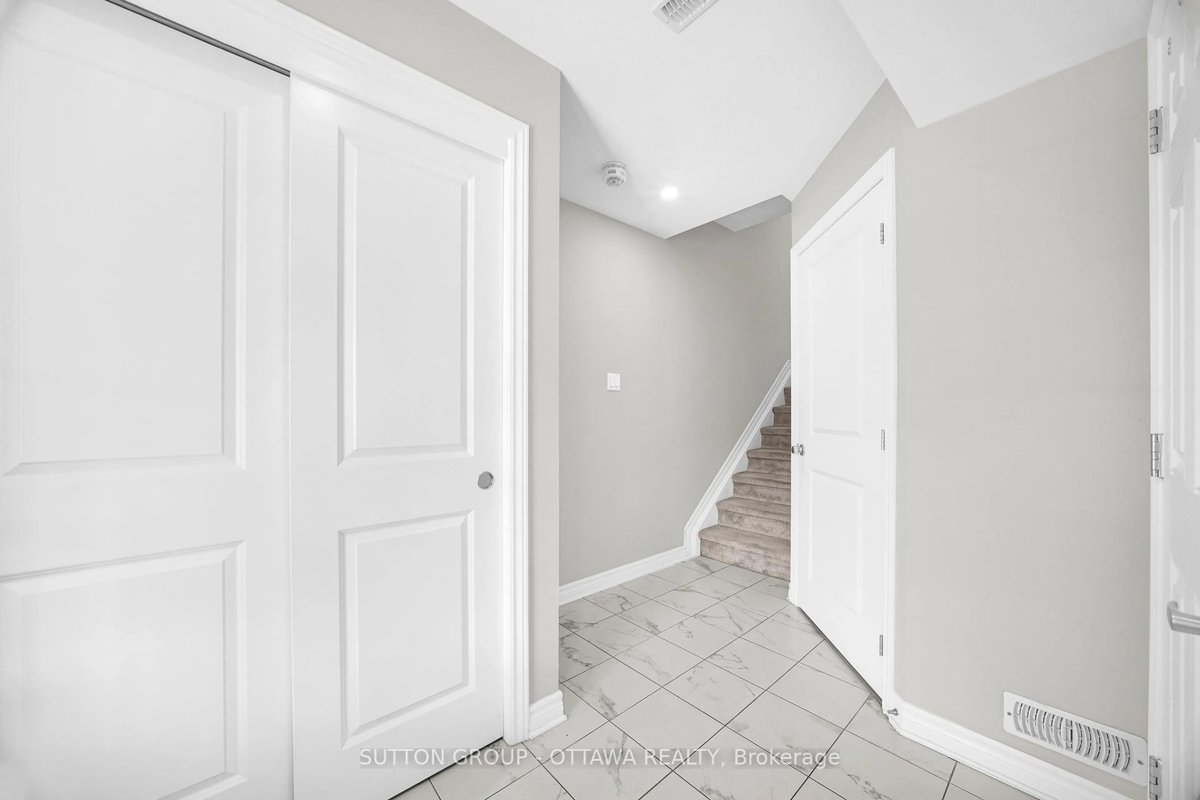 Indoor entryway for 612 Lauraleaf Cres, Ottawa Ontario K2J 6G9