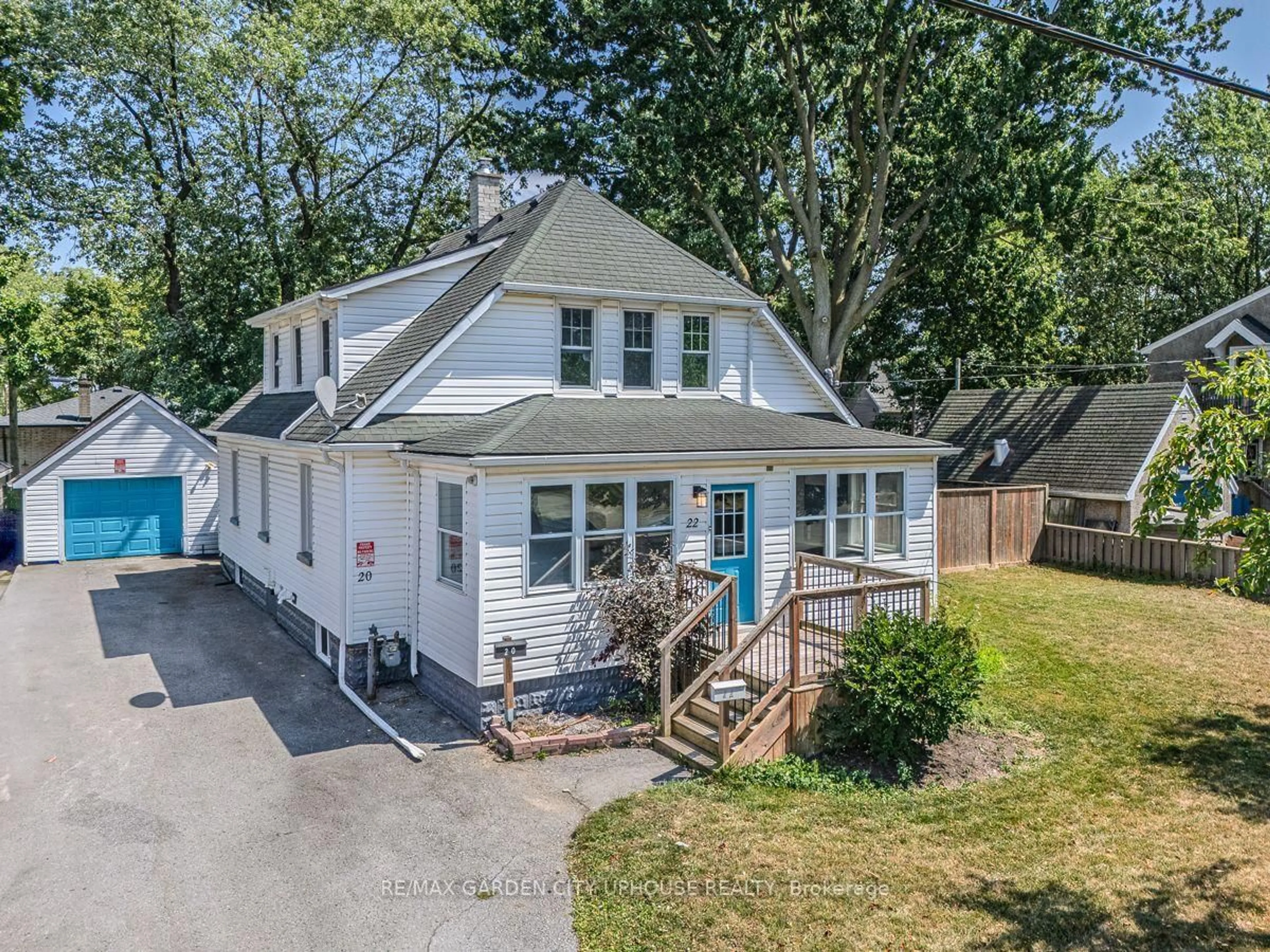 A pic from outside/outdoor area/front of a property/back of a property/a pic from drone, street for 22 LYONS Ave, Welland Ontario L3B 1L7