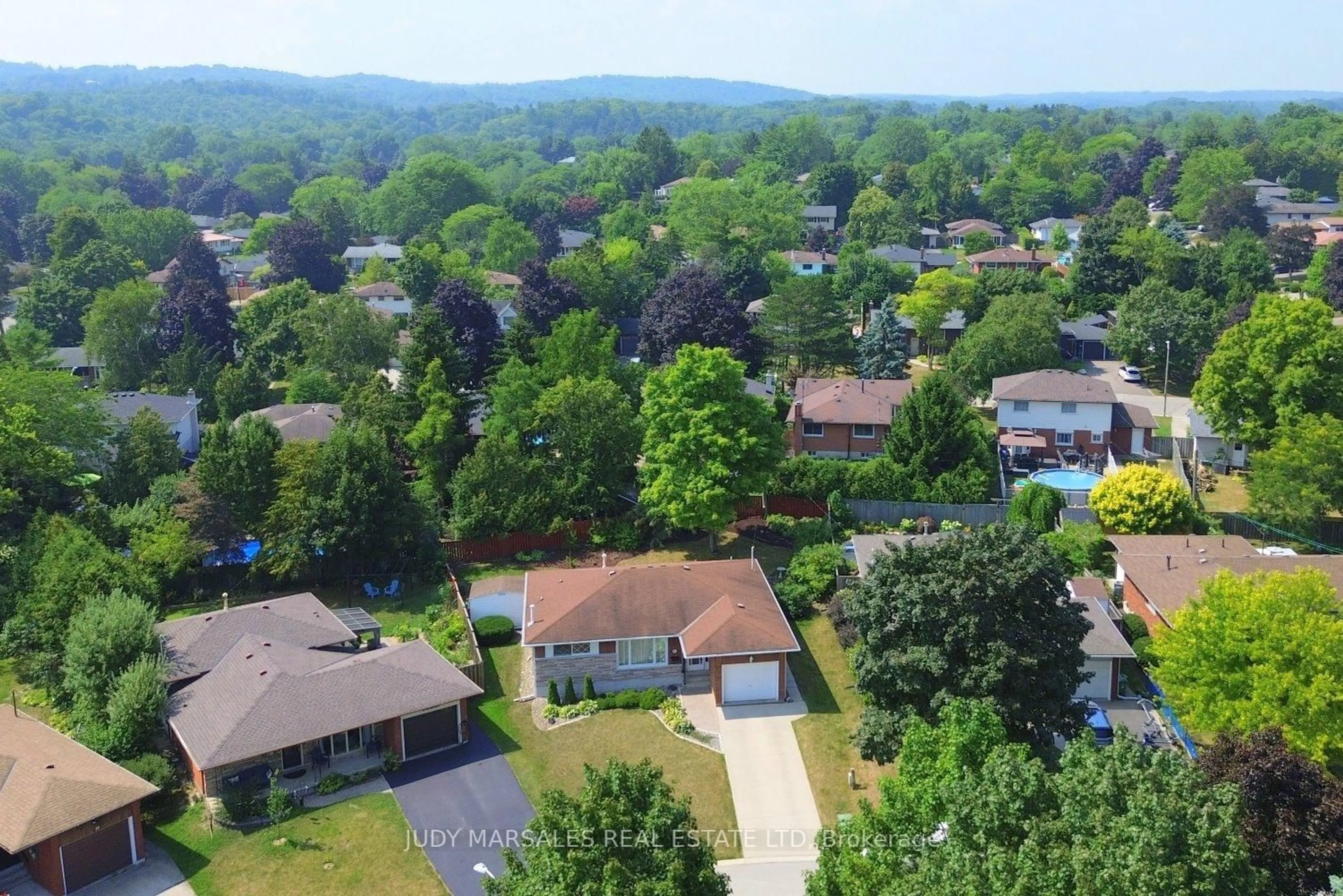A pic from outside/outdoor area/front of a property/back of a property/a pic from drone, mountain view for 14 Hilltop Pl, Hamilton Ontario L9H 3Y6