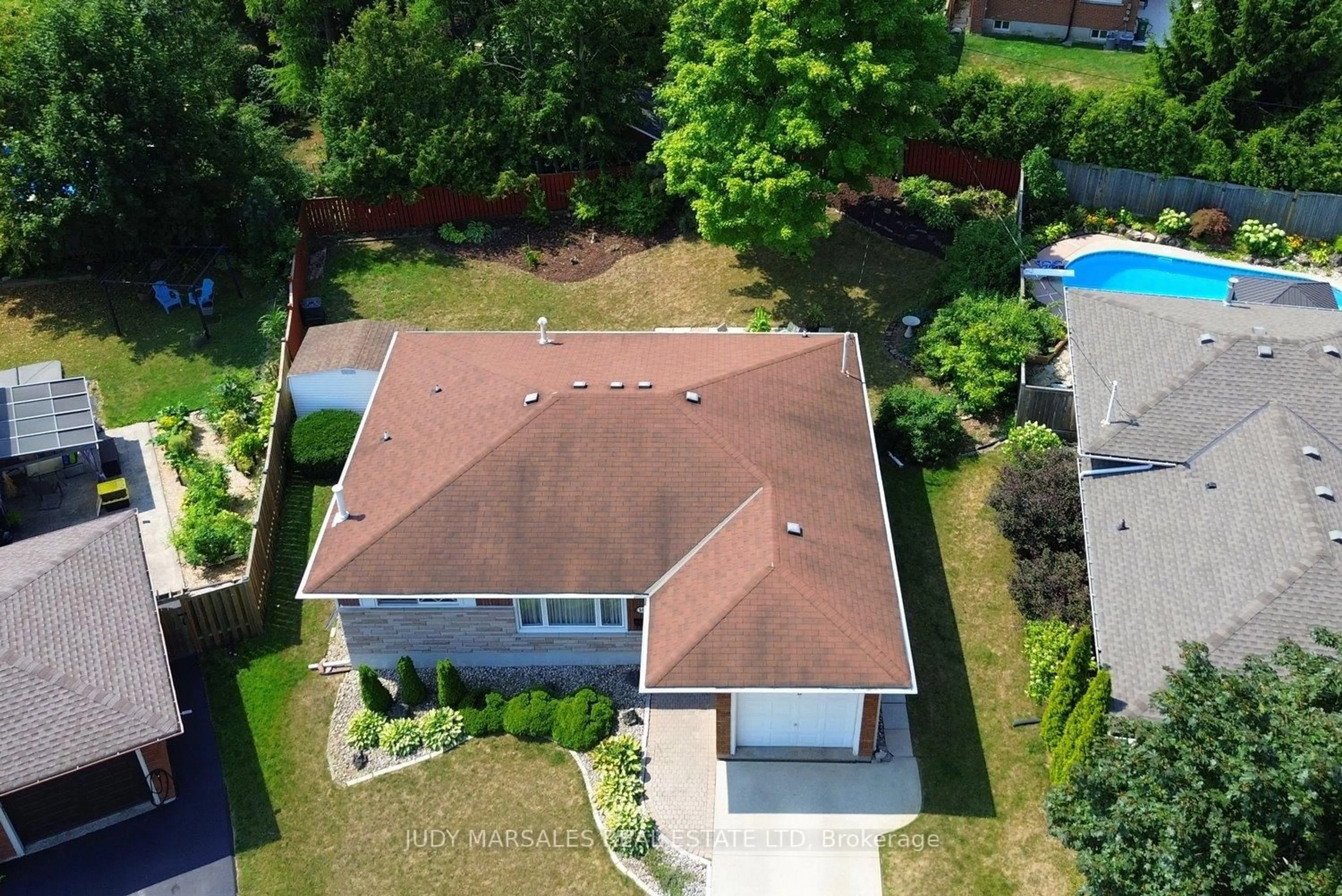 A pic from outside/outdoor area/front of a property/back of a property/a pic from drone, street for 14 Hilltop Pl, Hamilton Ontario L9H 3Y6
