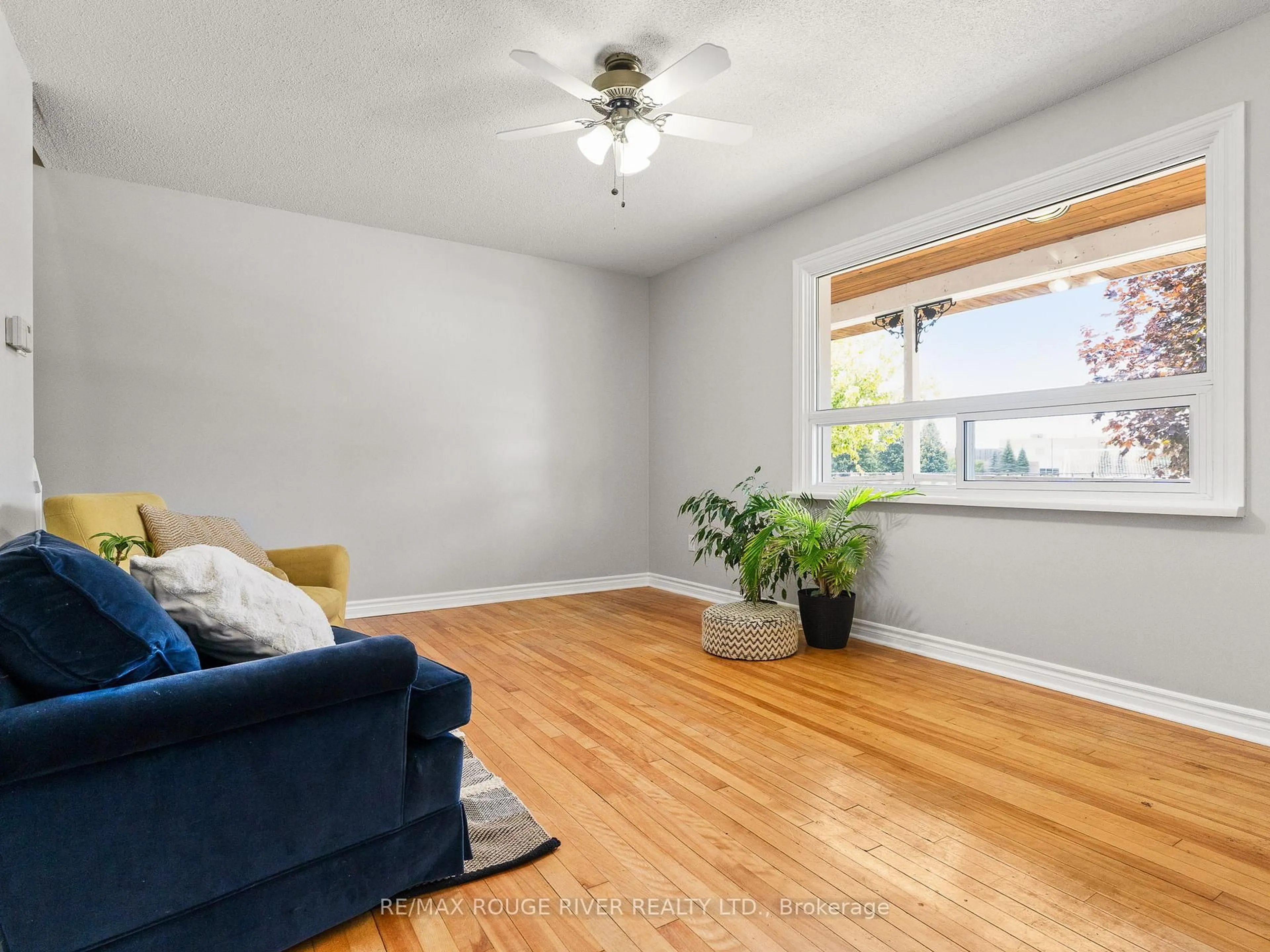 Living room with furniture, wood/laminate floor for 412 Alexandria Dr, Cobourg Ontario K9A 5T1