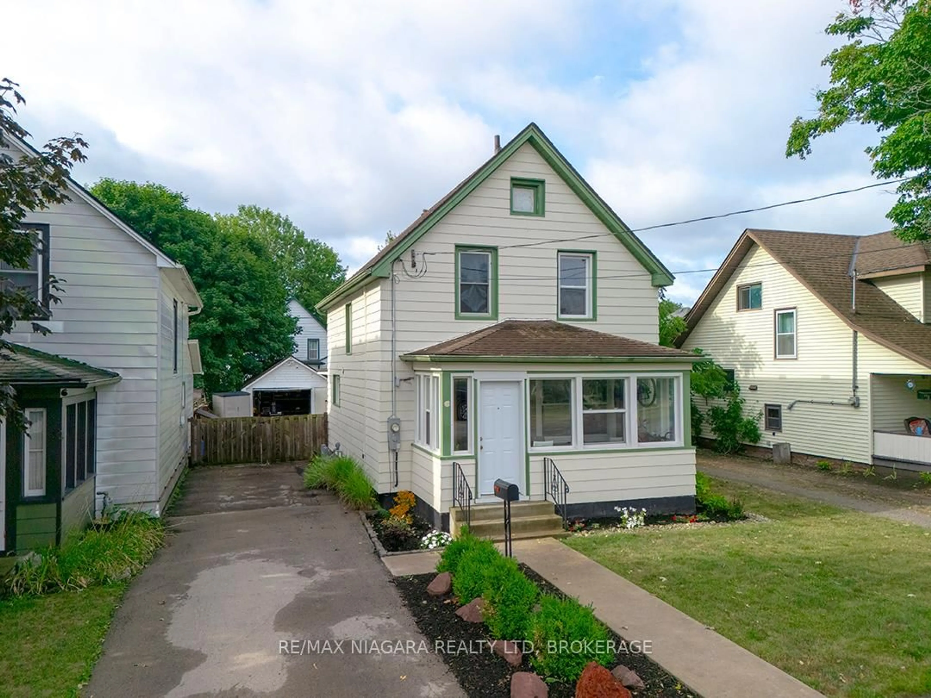 A pic from outside/outdoor area/front of a property/back of a property/a pic from drone, street for 35 Cross St, Port Colborne Ontario L3K 1K8