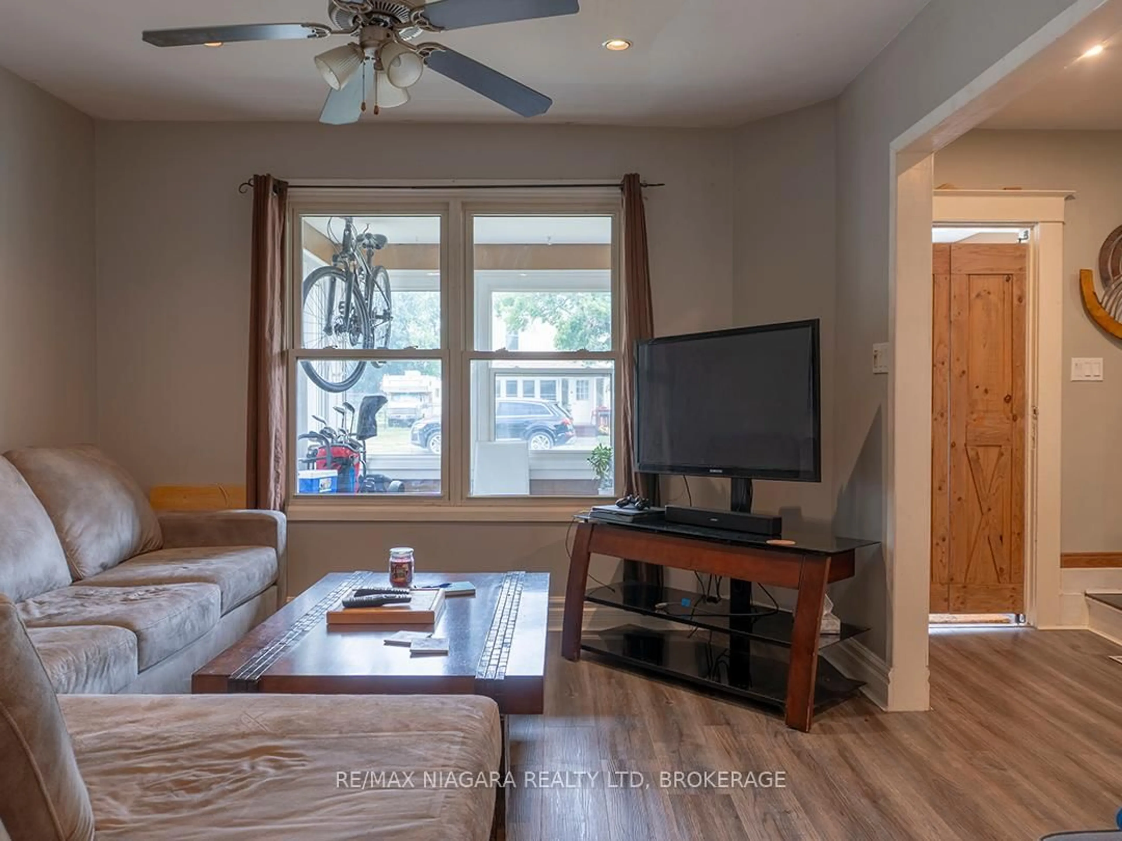 Living room with furniture, wood/laminate floor for 35 Cross St, Port Colborne Ontario L3K 1K8
