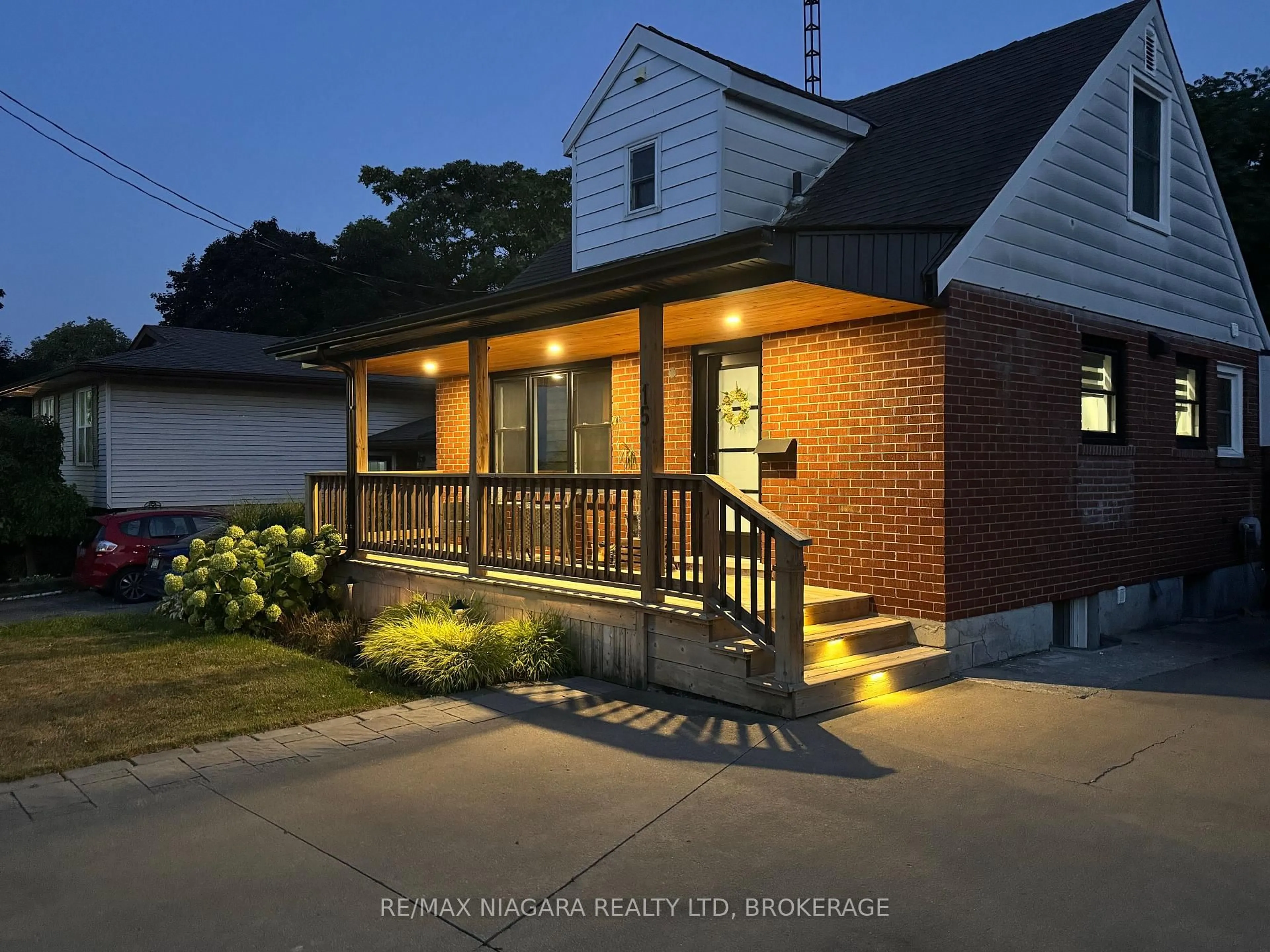 Home with brick exterior material, unknown for 15 Conlon Cres, Thorold Ontario L2V 2M6